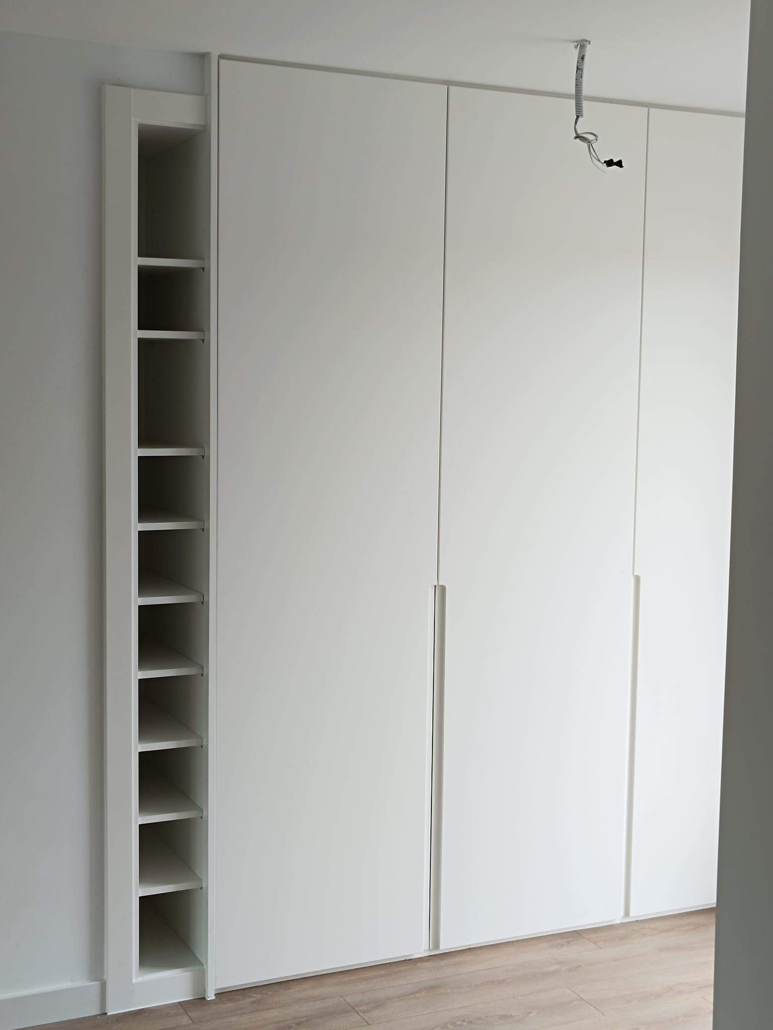 Un moderno armario blanco que 