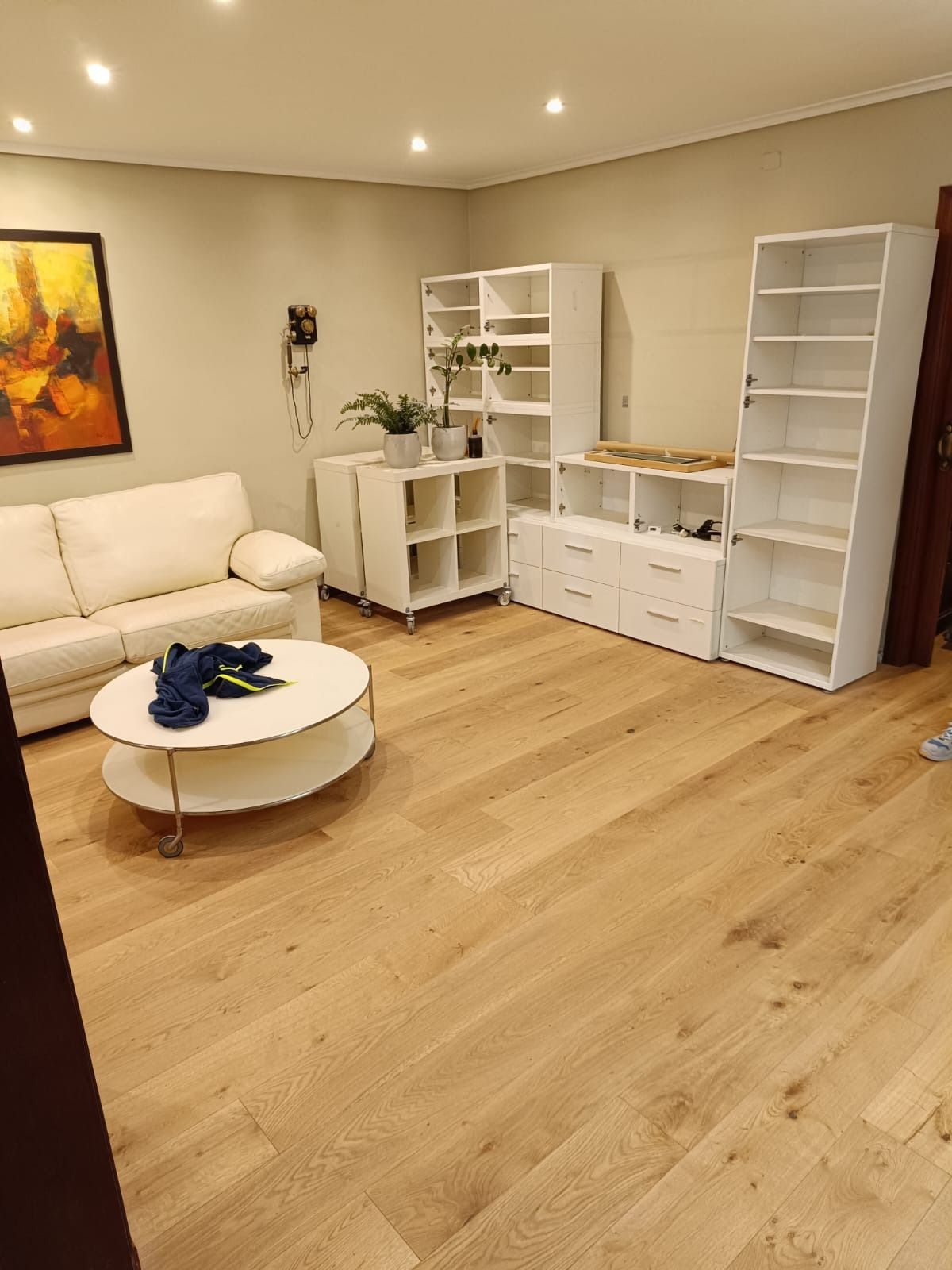 Una habitación con un sofá 