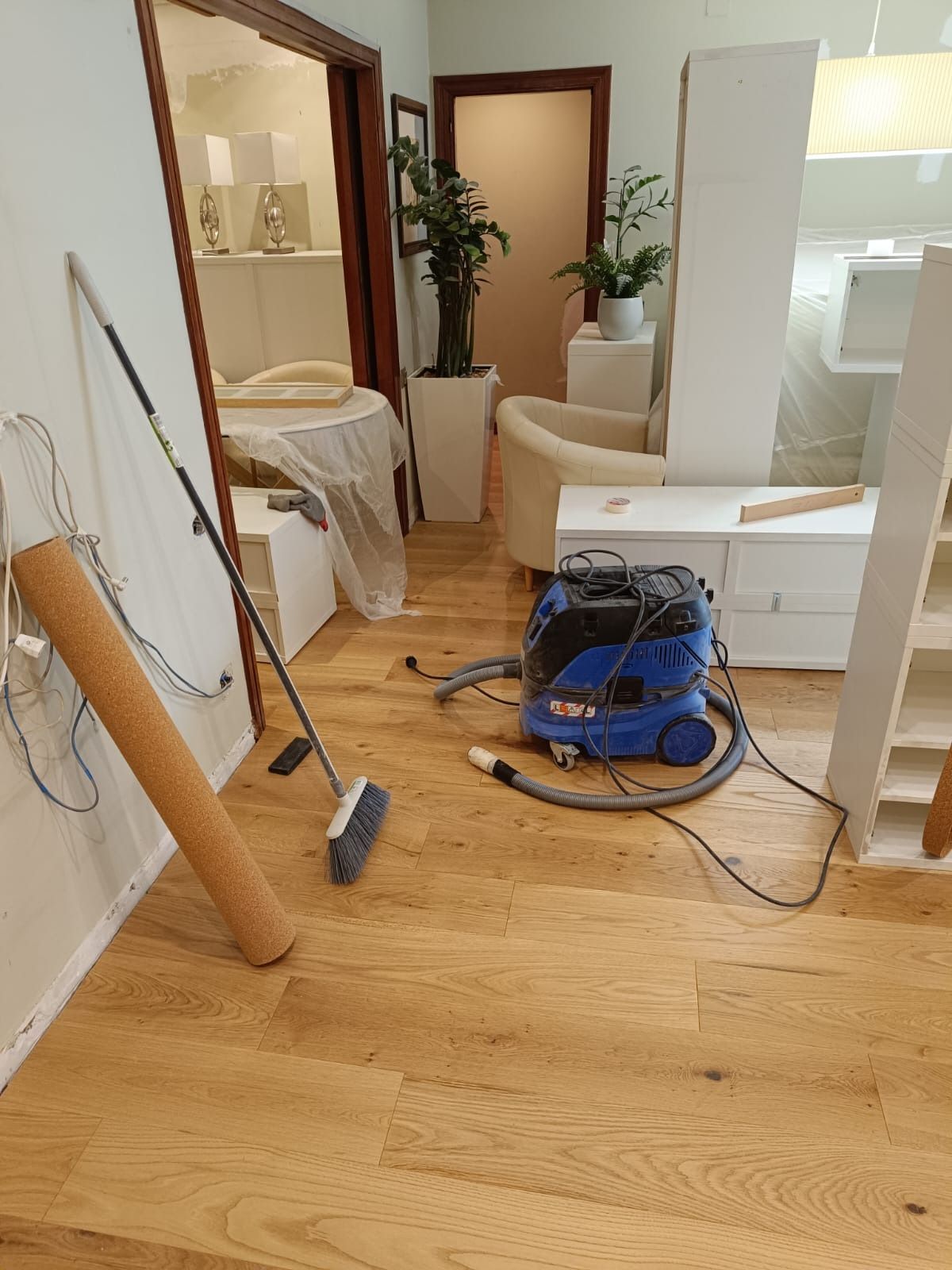 Una habitación con suelo de 