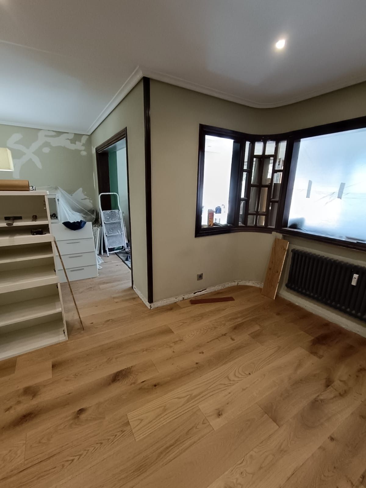 Una habitación interior con suelo 