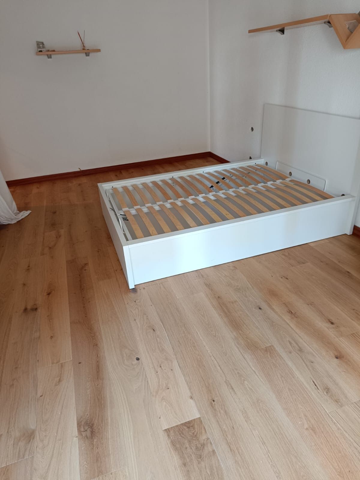 Una estructura de cama blanca 
