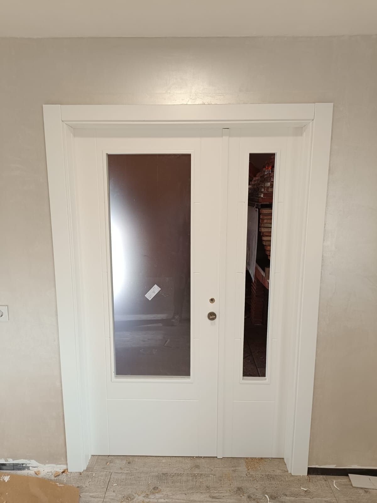 Una puerta de entrada blanca de 