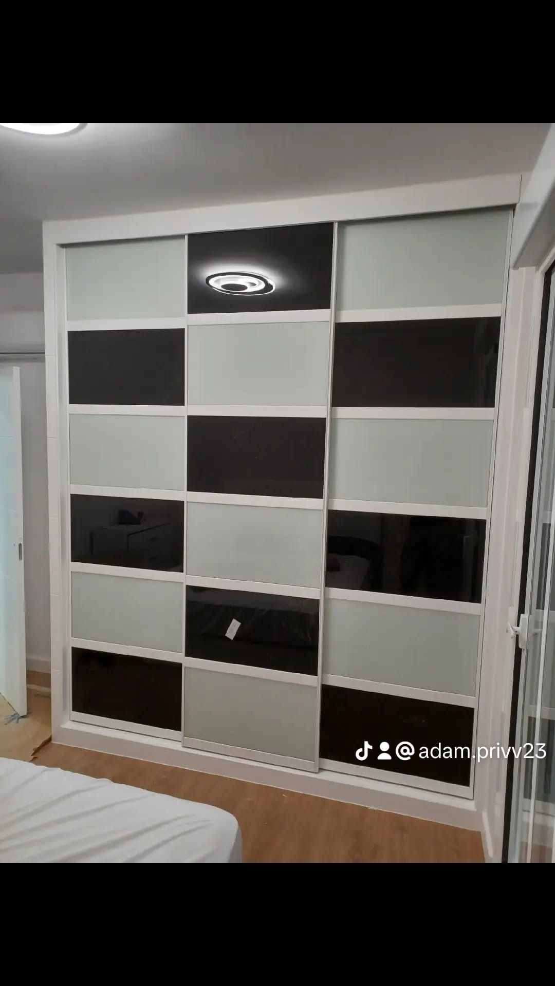 Un amplio armario que va desde 