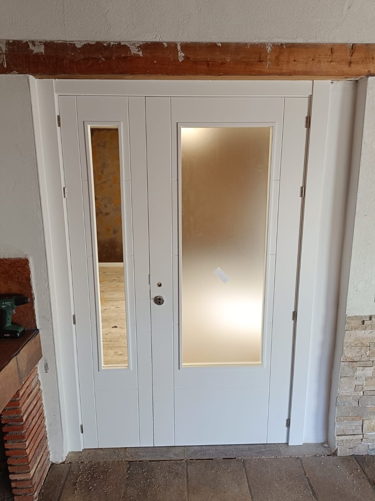 Una puerta doble blanca con 