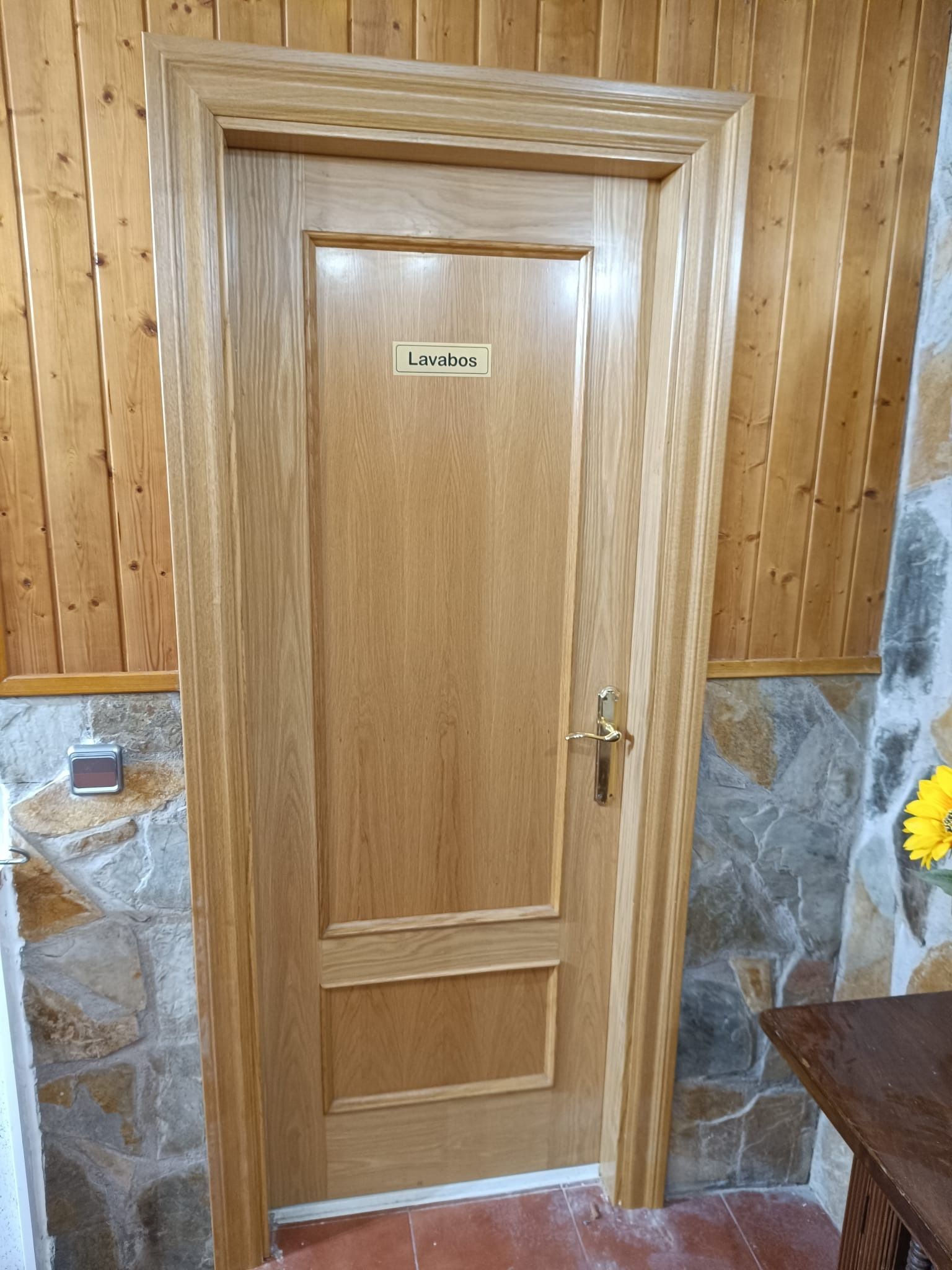 Una puerta de madera de roble claro con tirador de latón, 