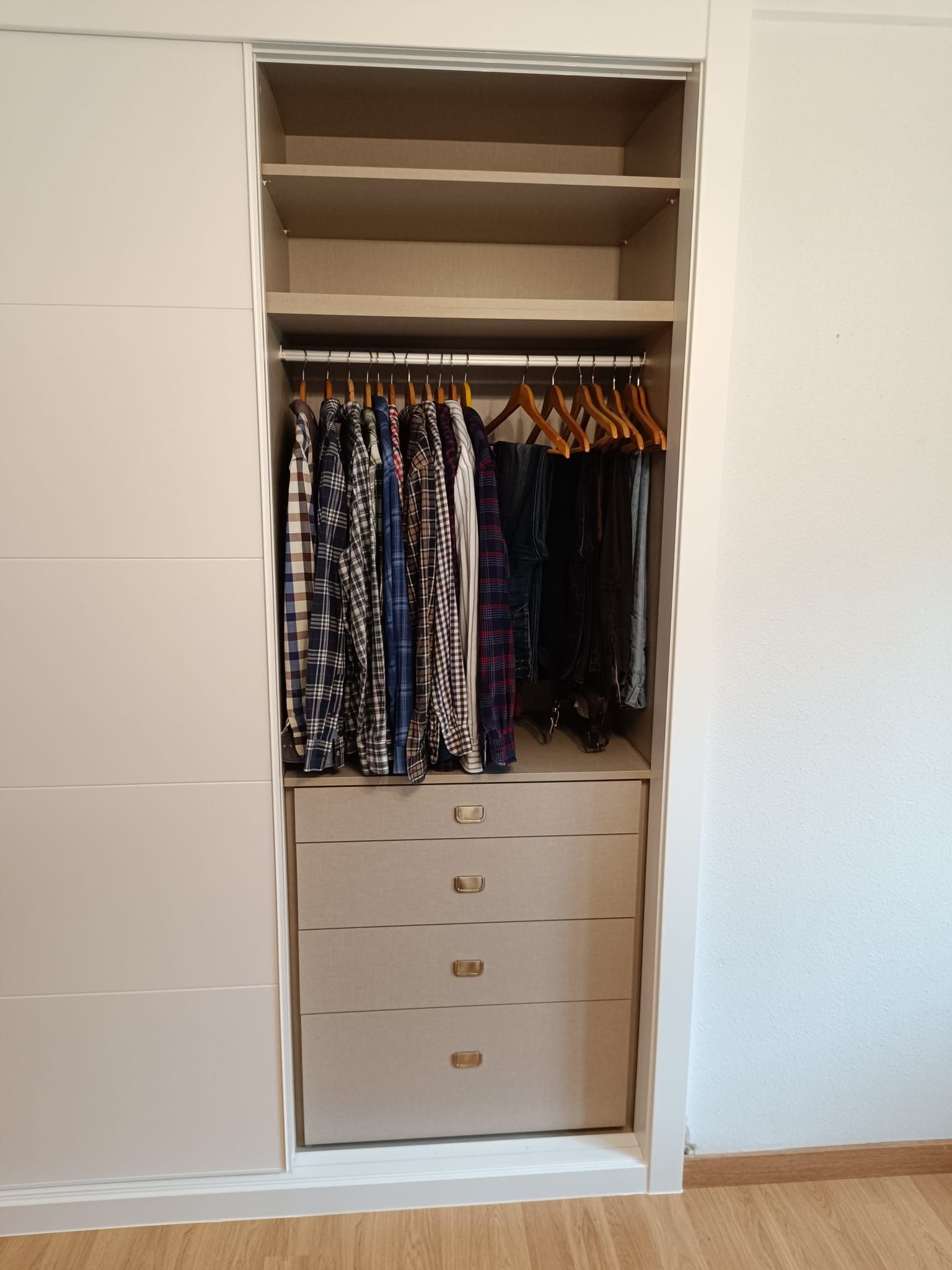 Un armario de color beige con 