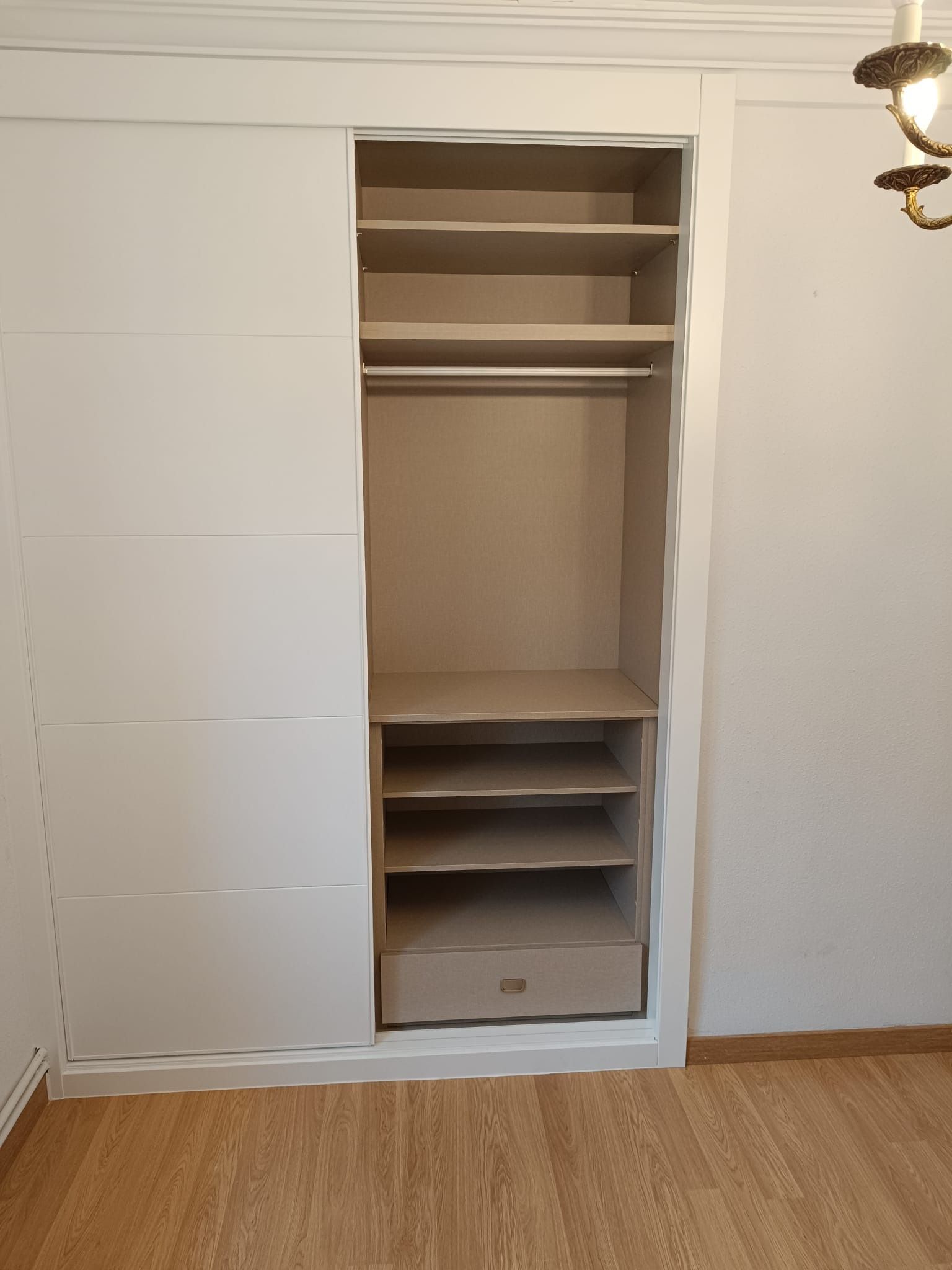Armario empotrado blanco con 