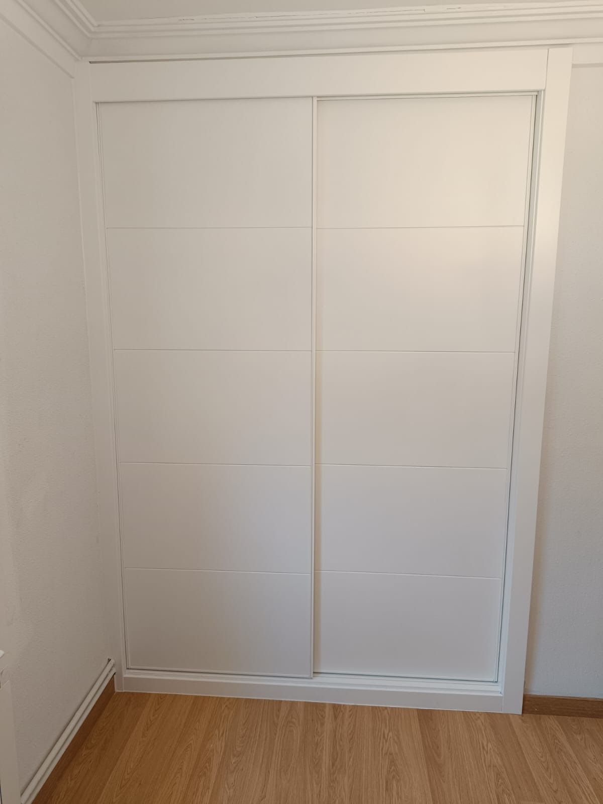 Un armario empotrado blanco 