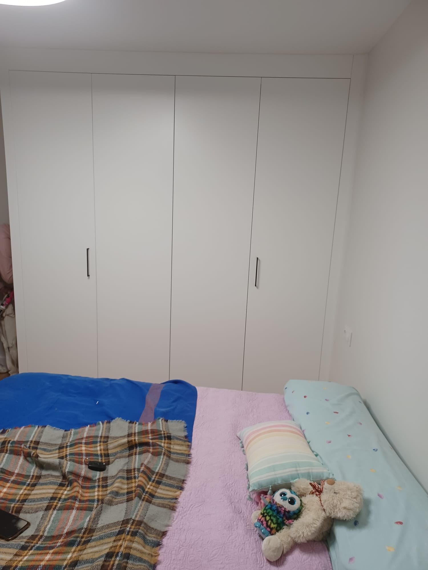 Un dormitorio con un gran 