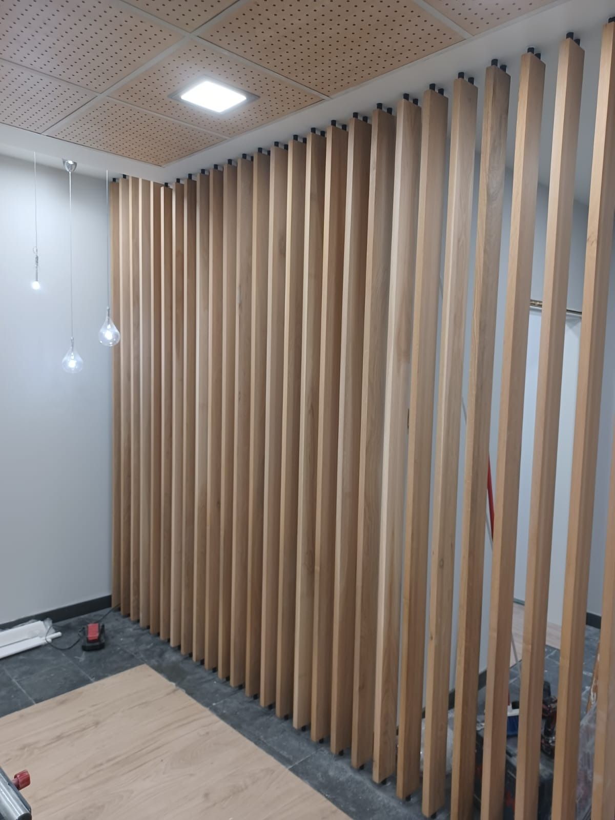 Una habitación con una pared 