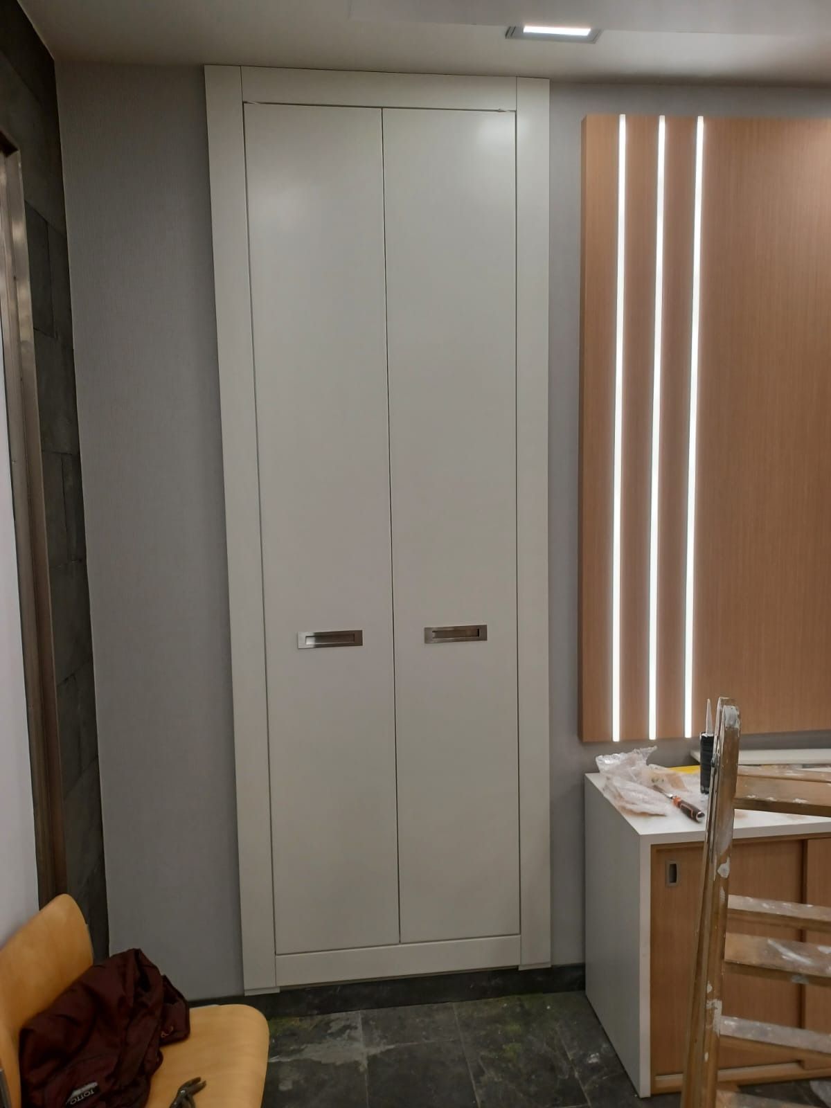 En una habitación, una puerta 