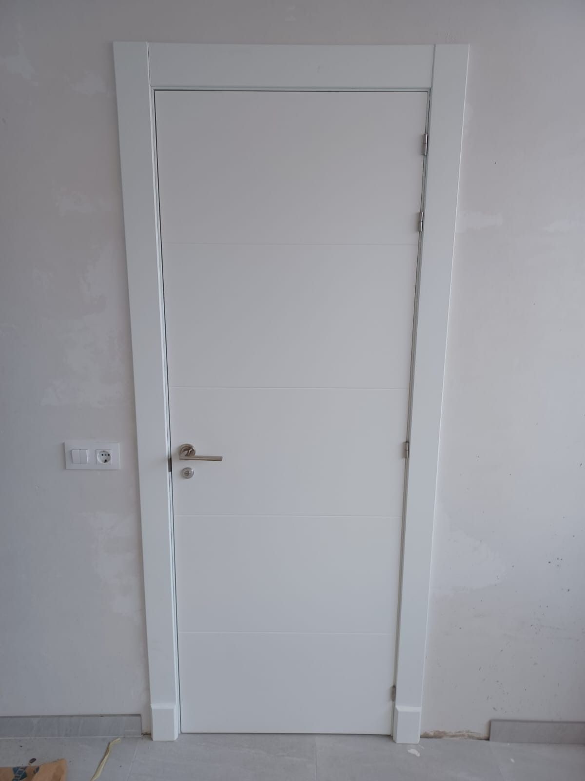 Una puerta interior blanca 