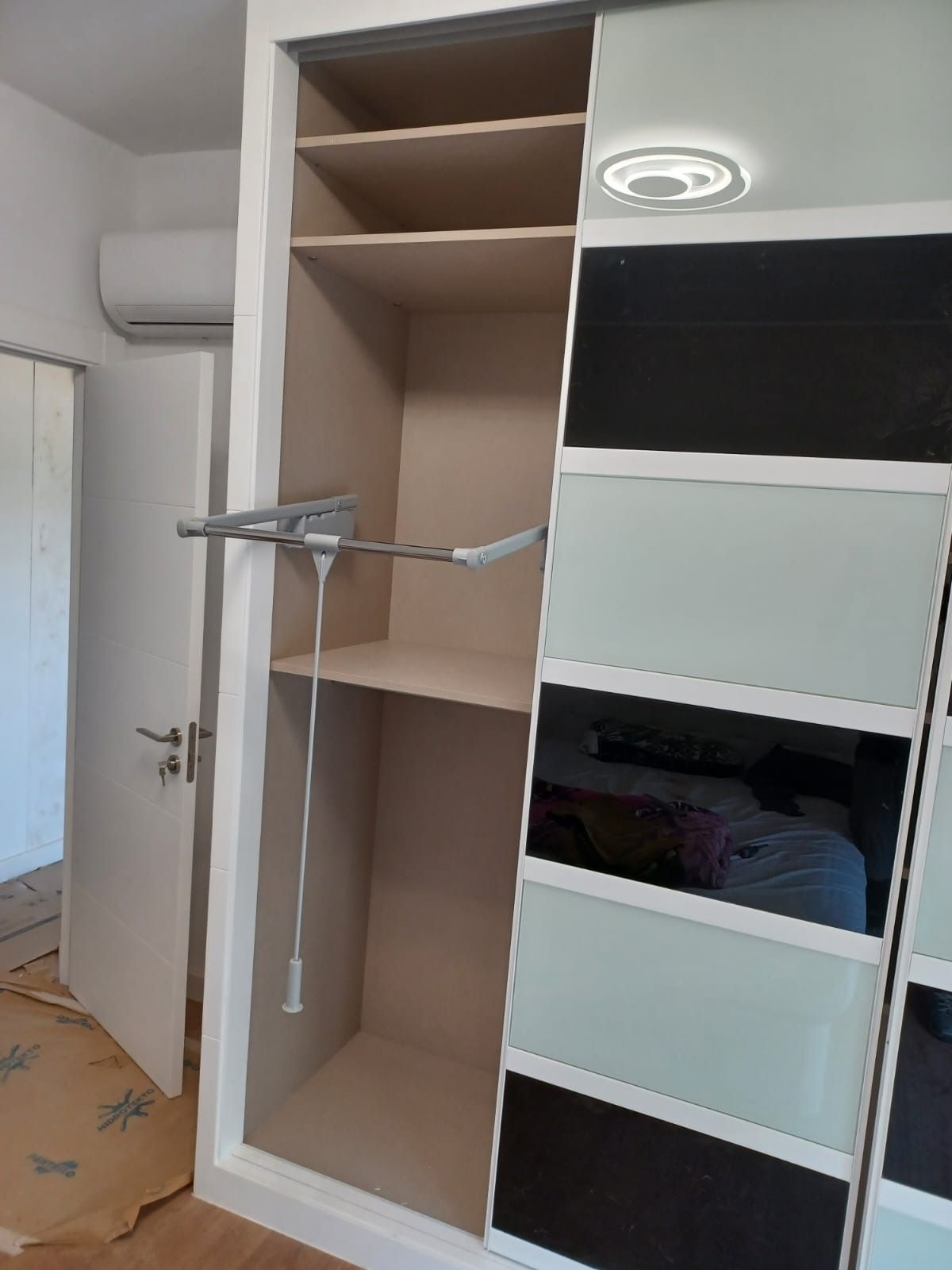 Un armario abierto en el 