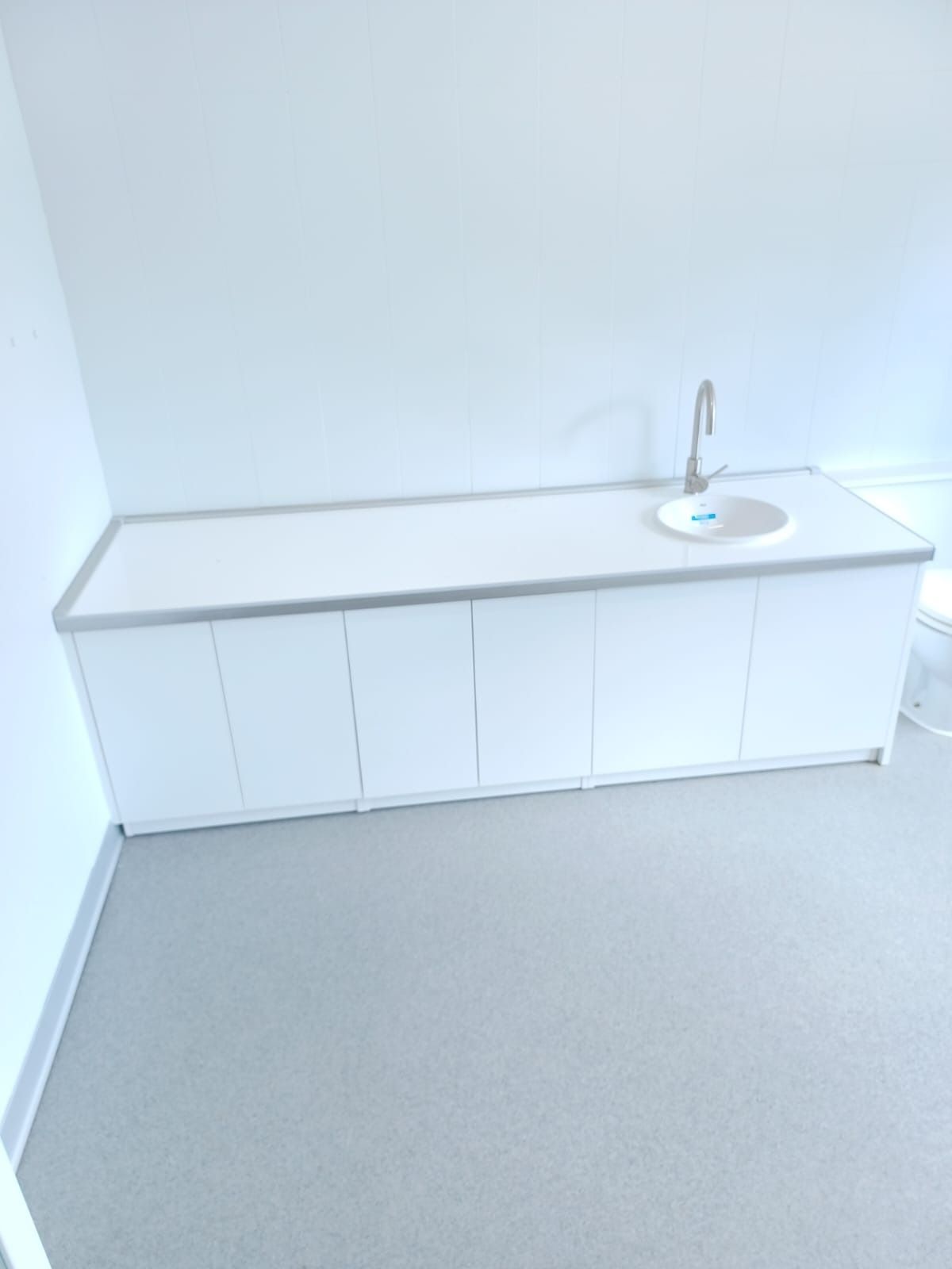 En una habitación minimalista 