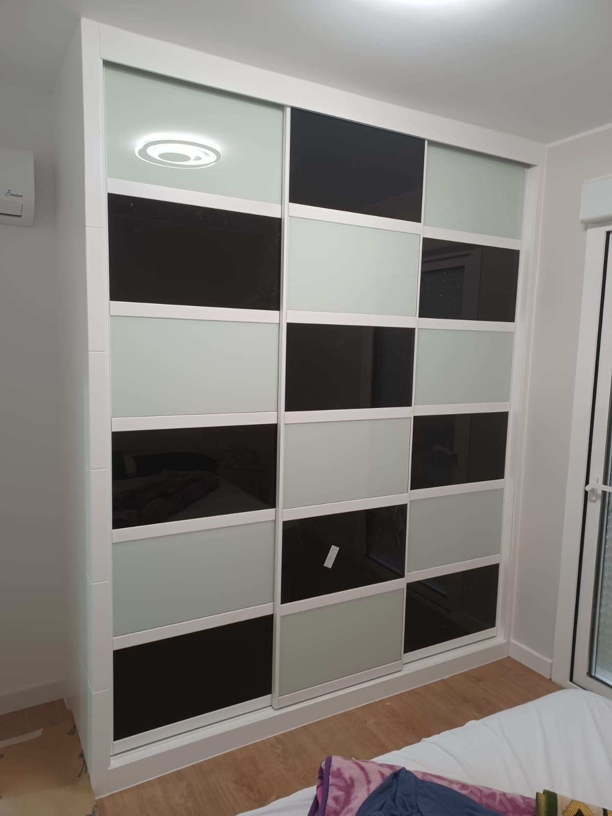 Un amplio armario con marco 