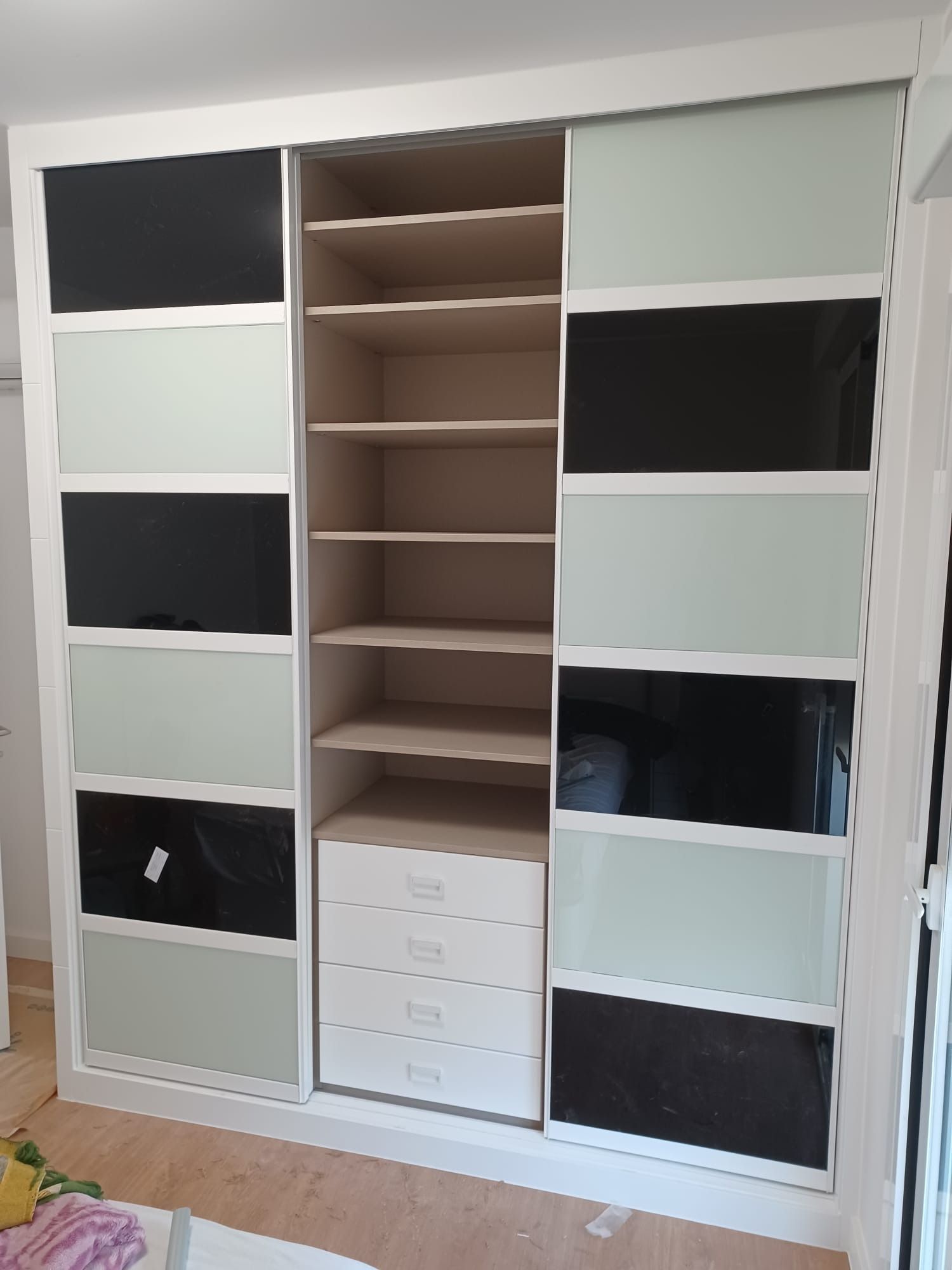 Un amplio armario empotrado 