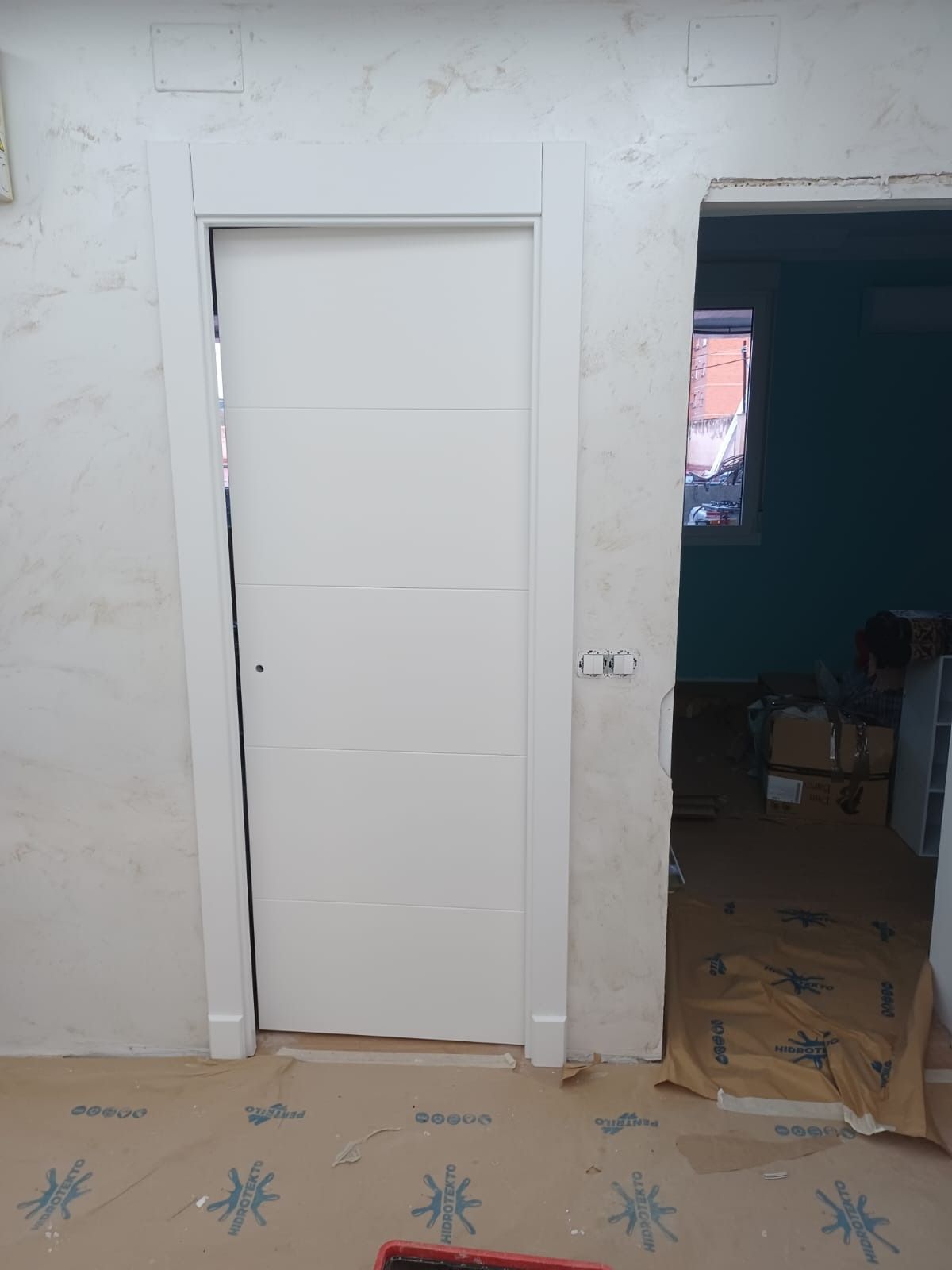 Una puerta interior blanca con 