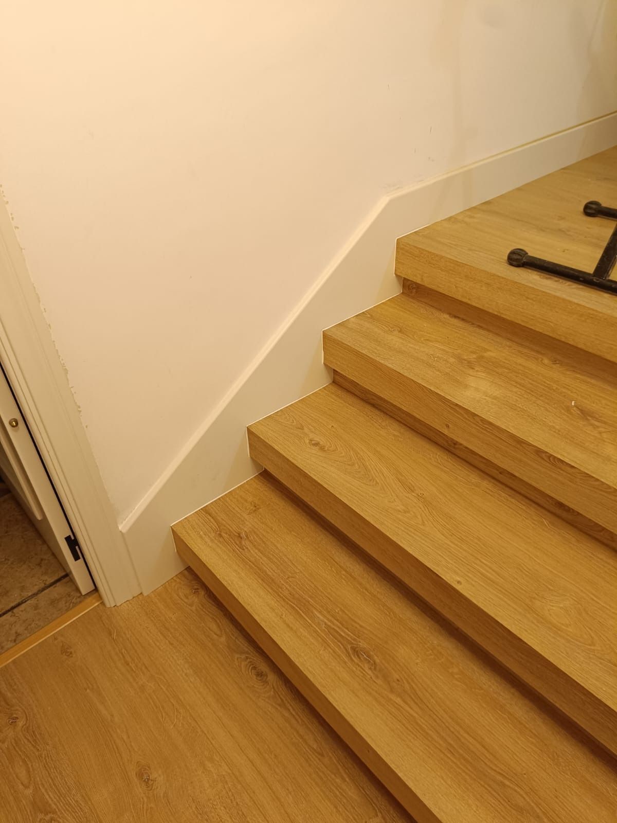 Una escalera de madera con 