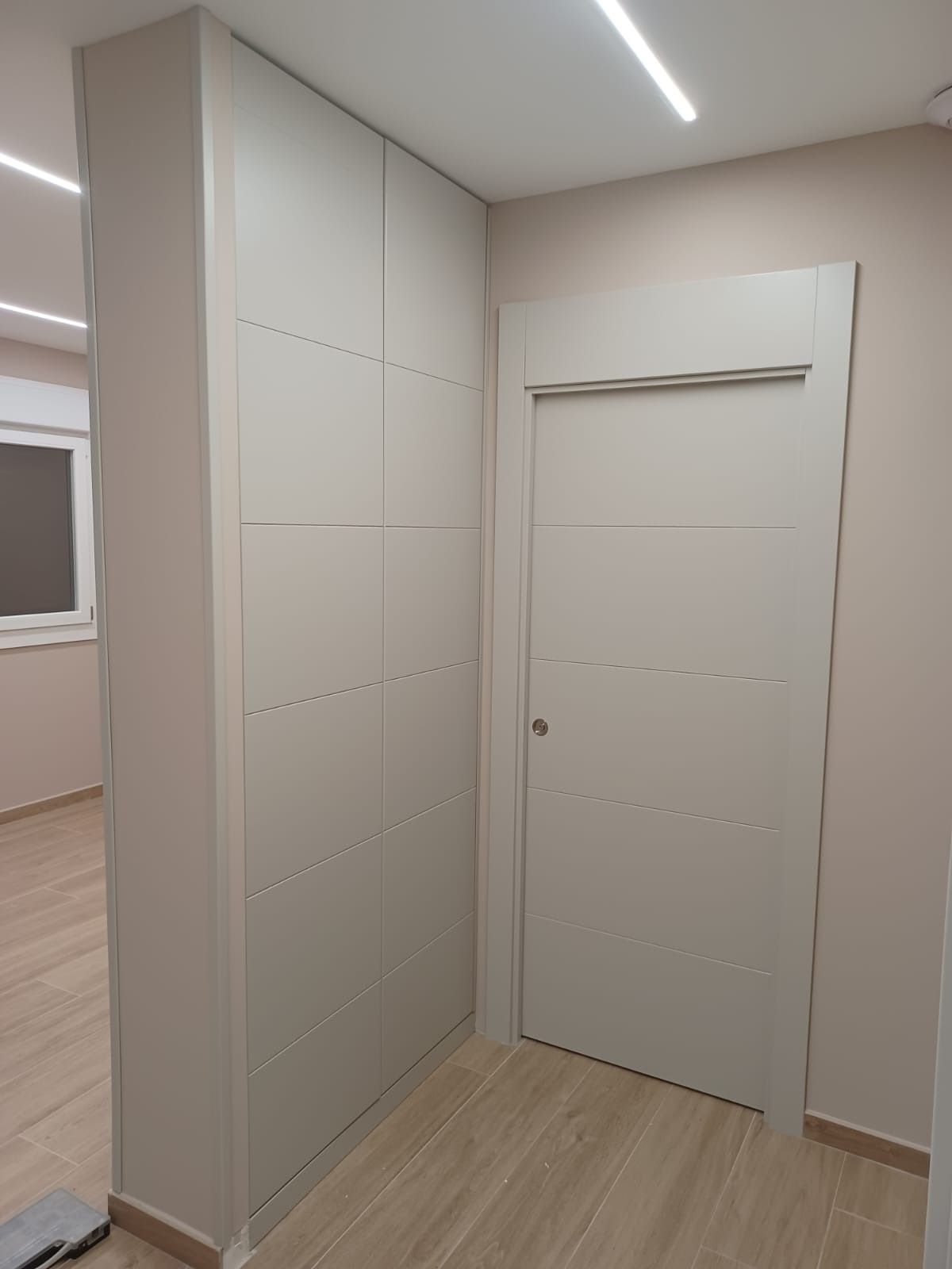 Una puerta interior de color claro 