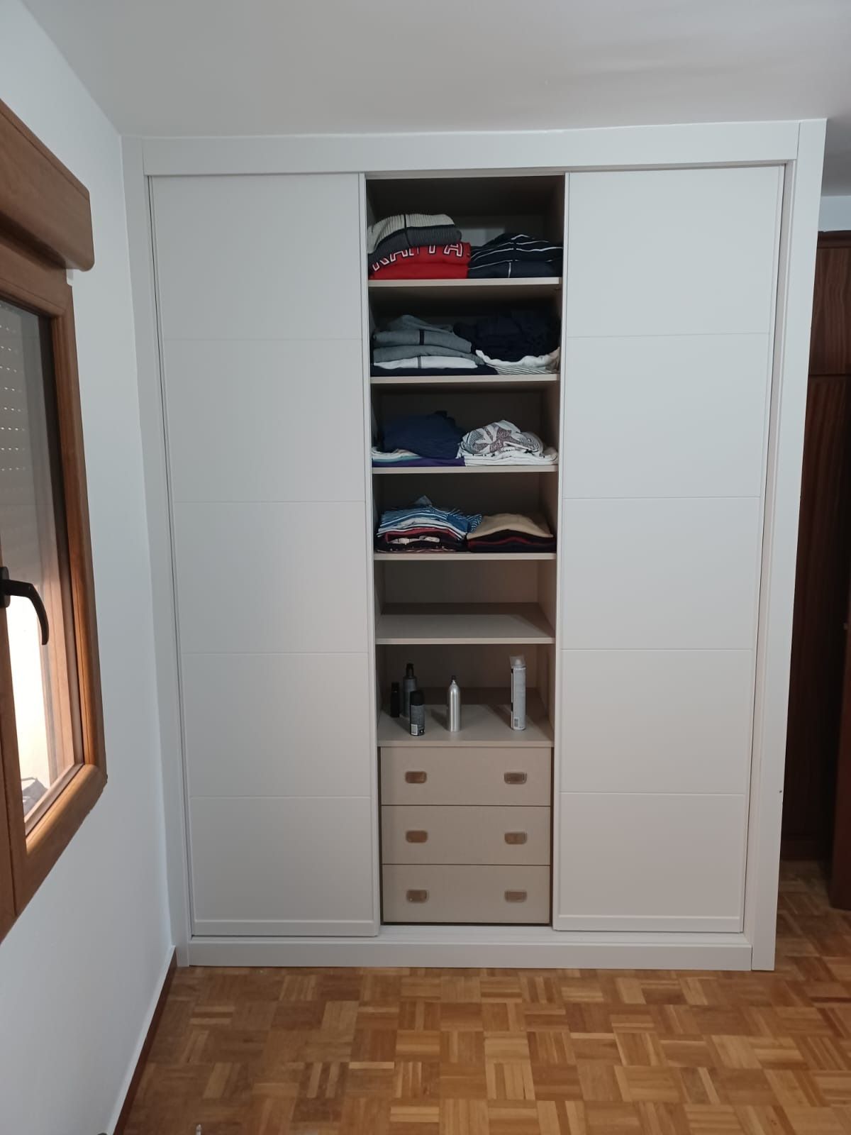 Un armario blanco de tres 