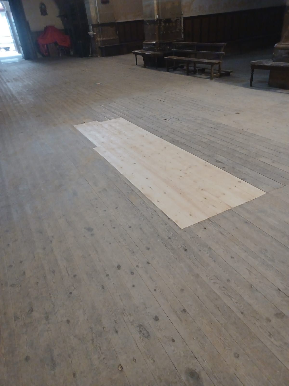 Un parche rectangular de tablones de madera nuevos y de