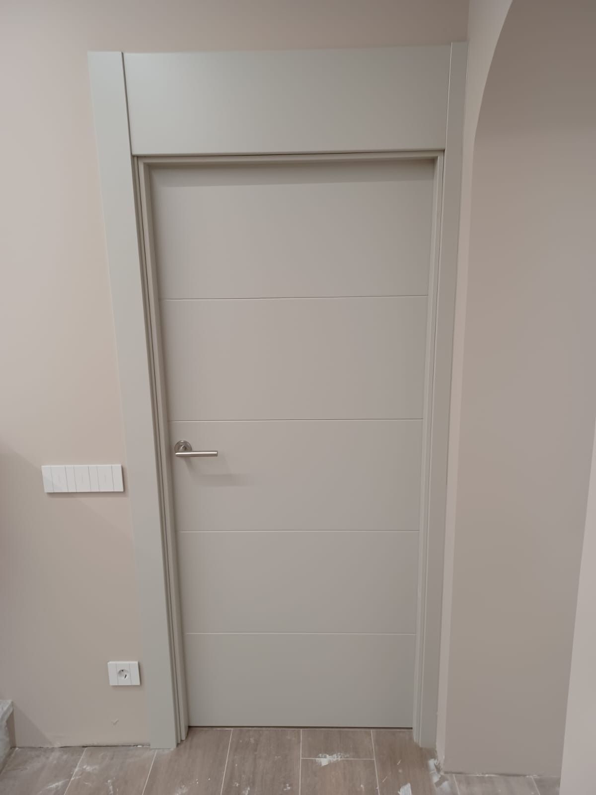 Una puerta interior moderna de 