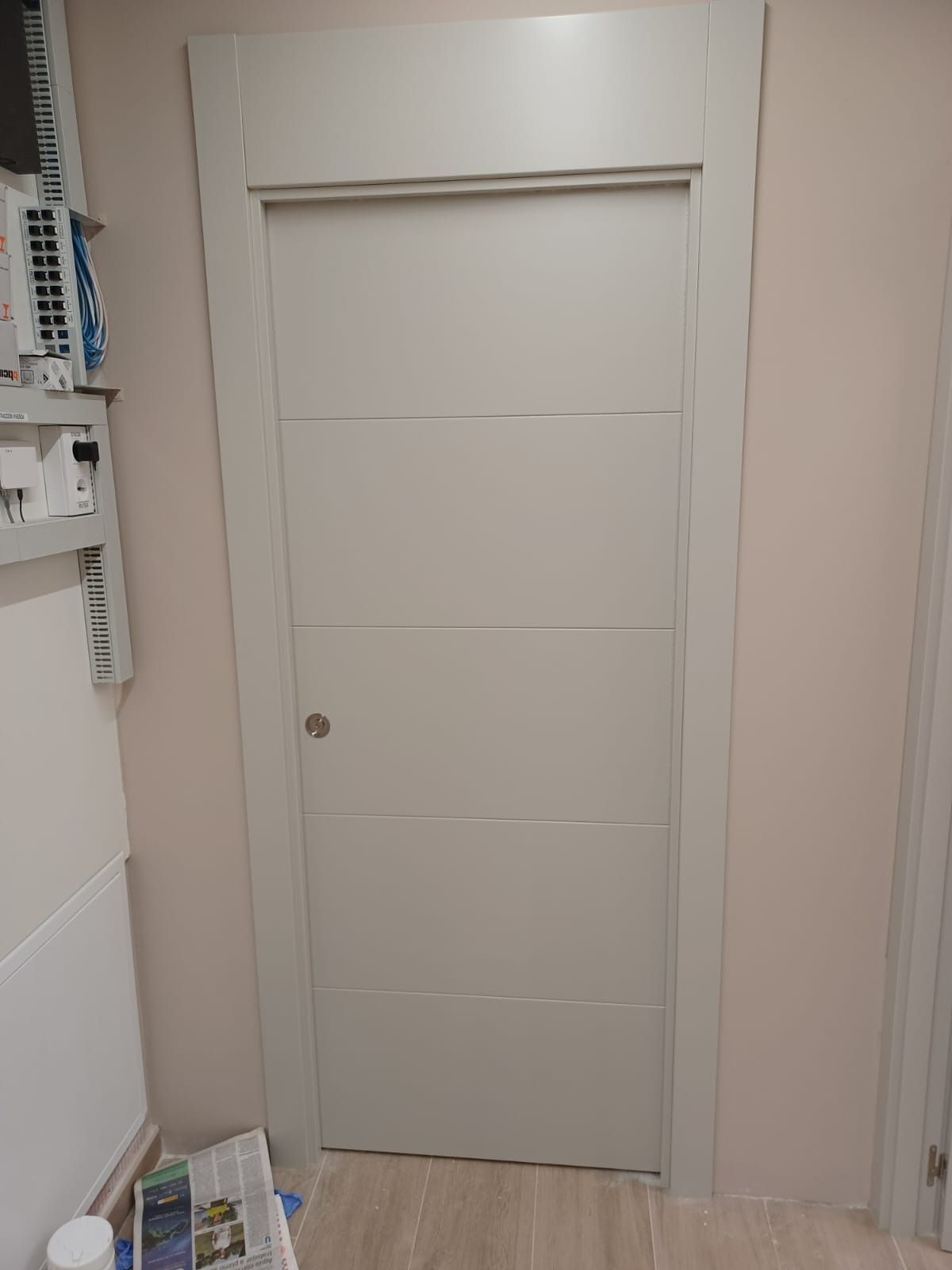 Una puerta interior de color gris 