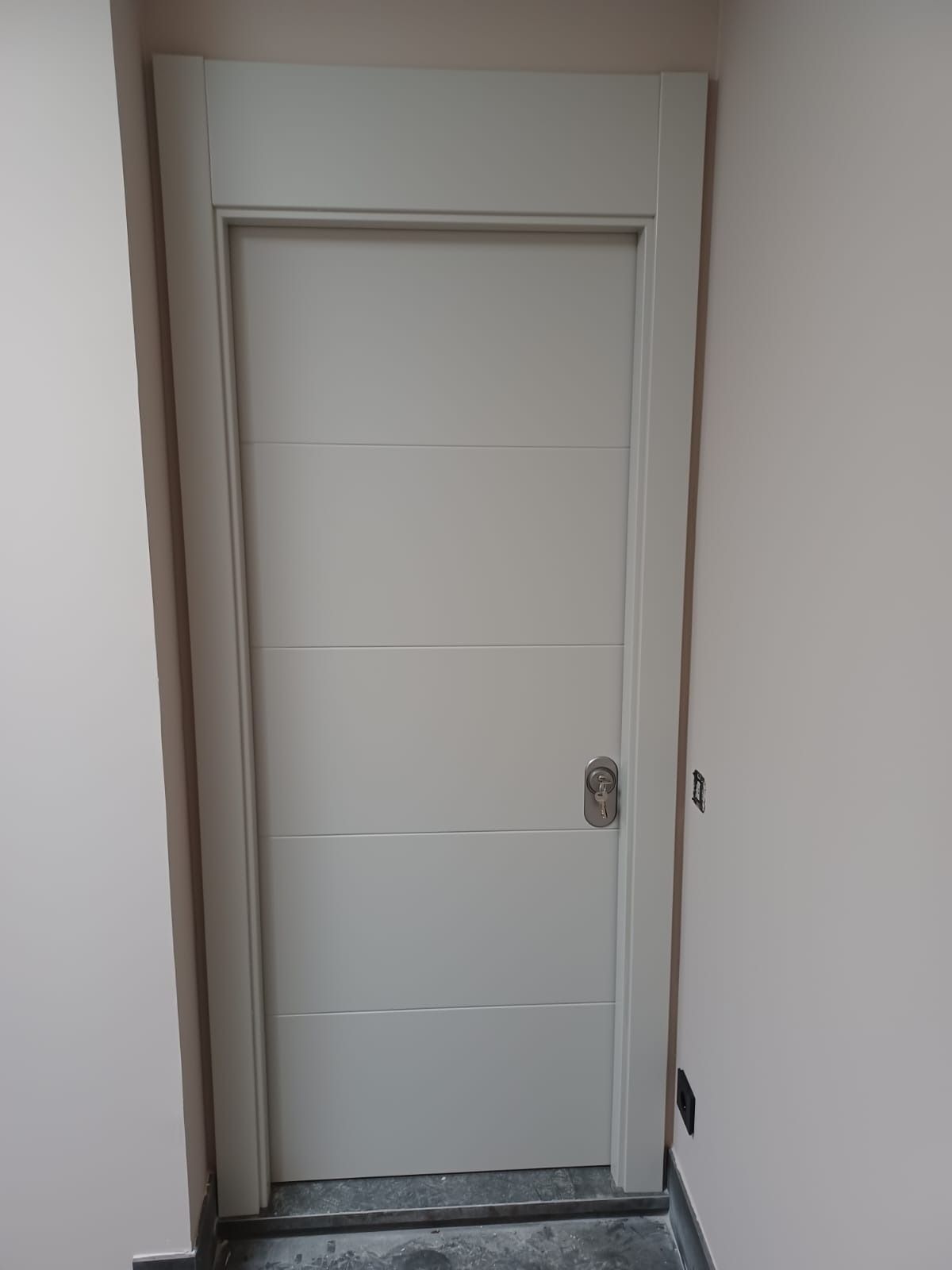 Una puerta interior moderna de 