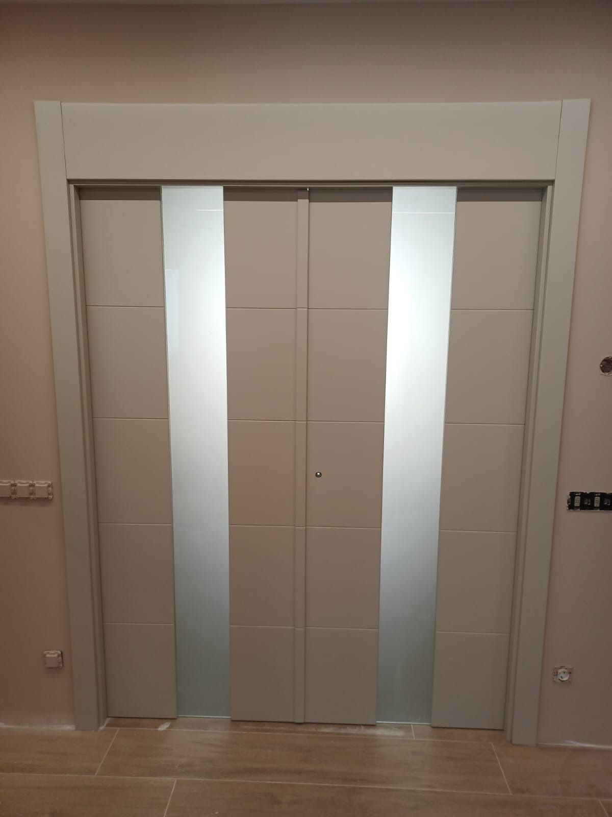 Un par de puertas interiores 