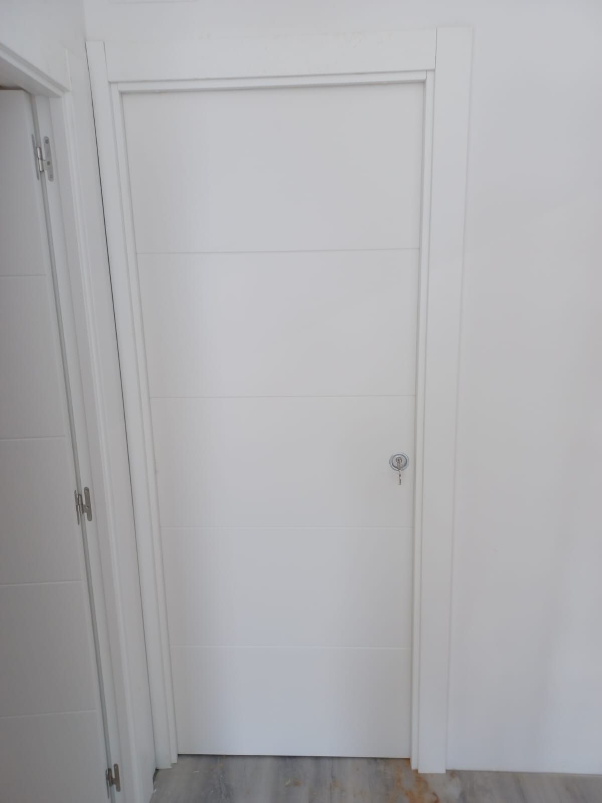 Una puerta interior blanca con 