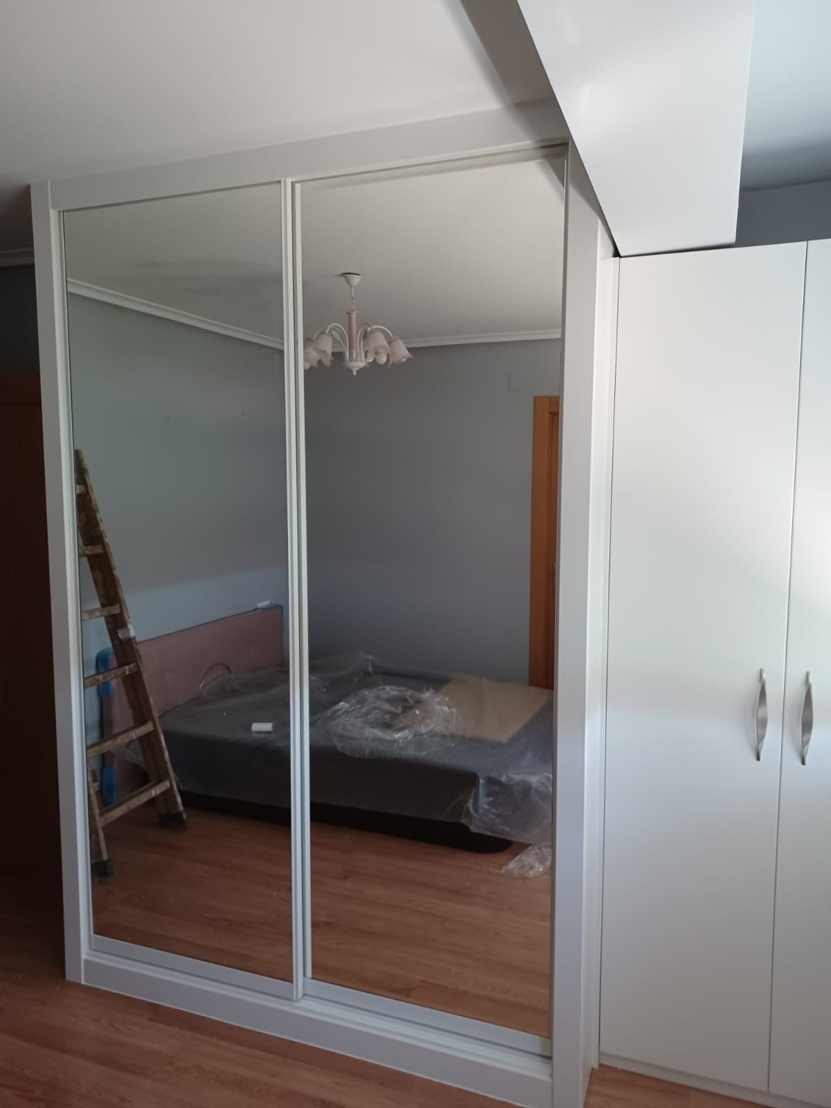 Un dormitorio con un gran 