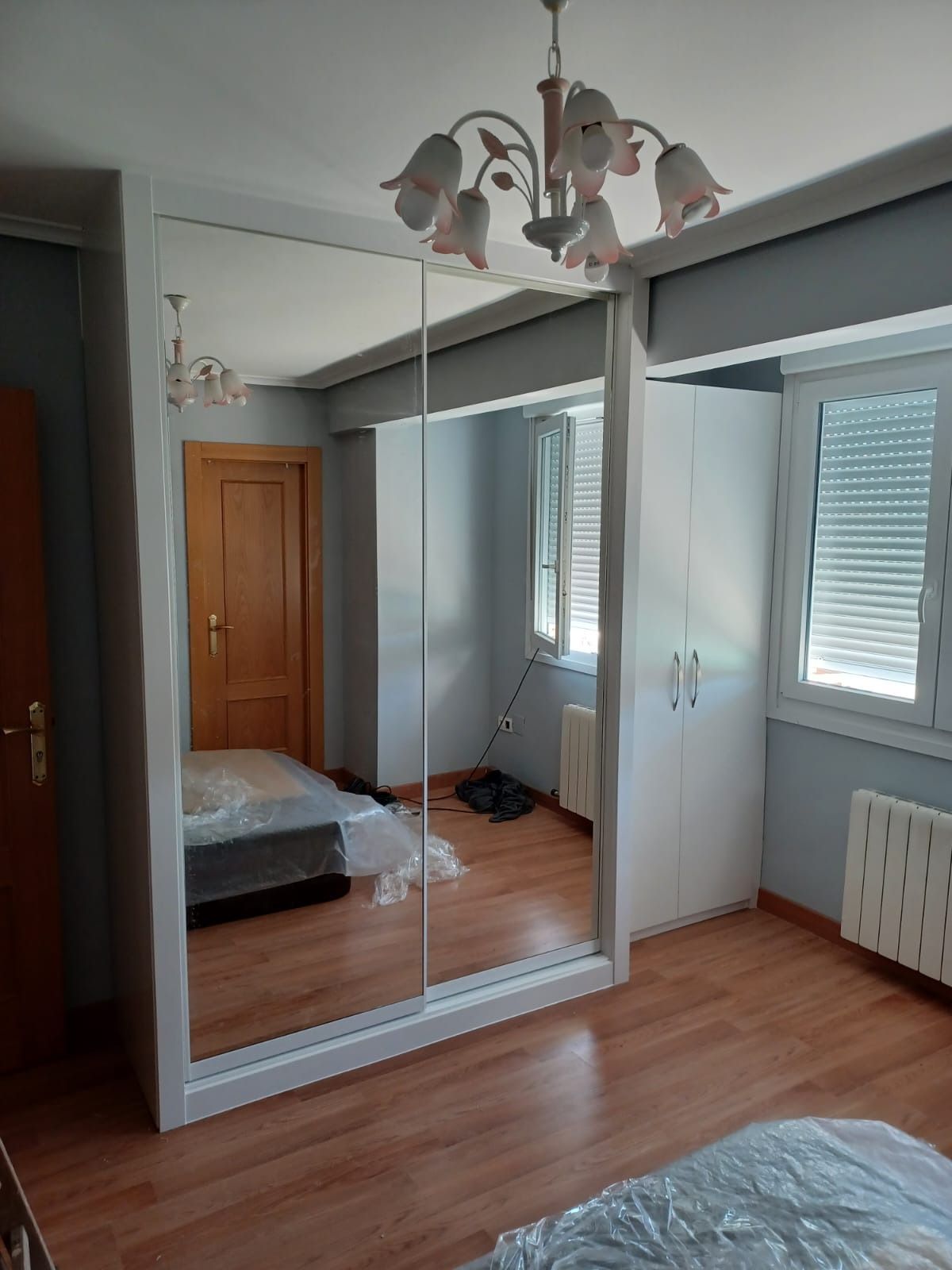 El dormitorio cuenta con un 