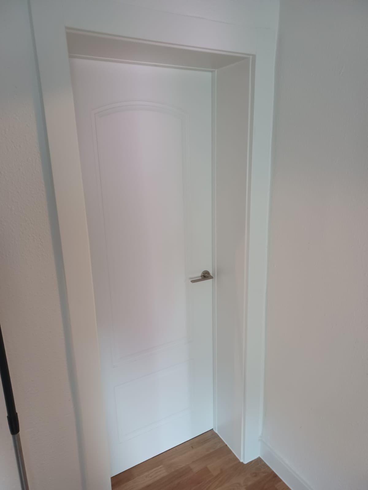 Una puerta interior blanca 
