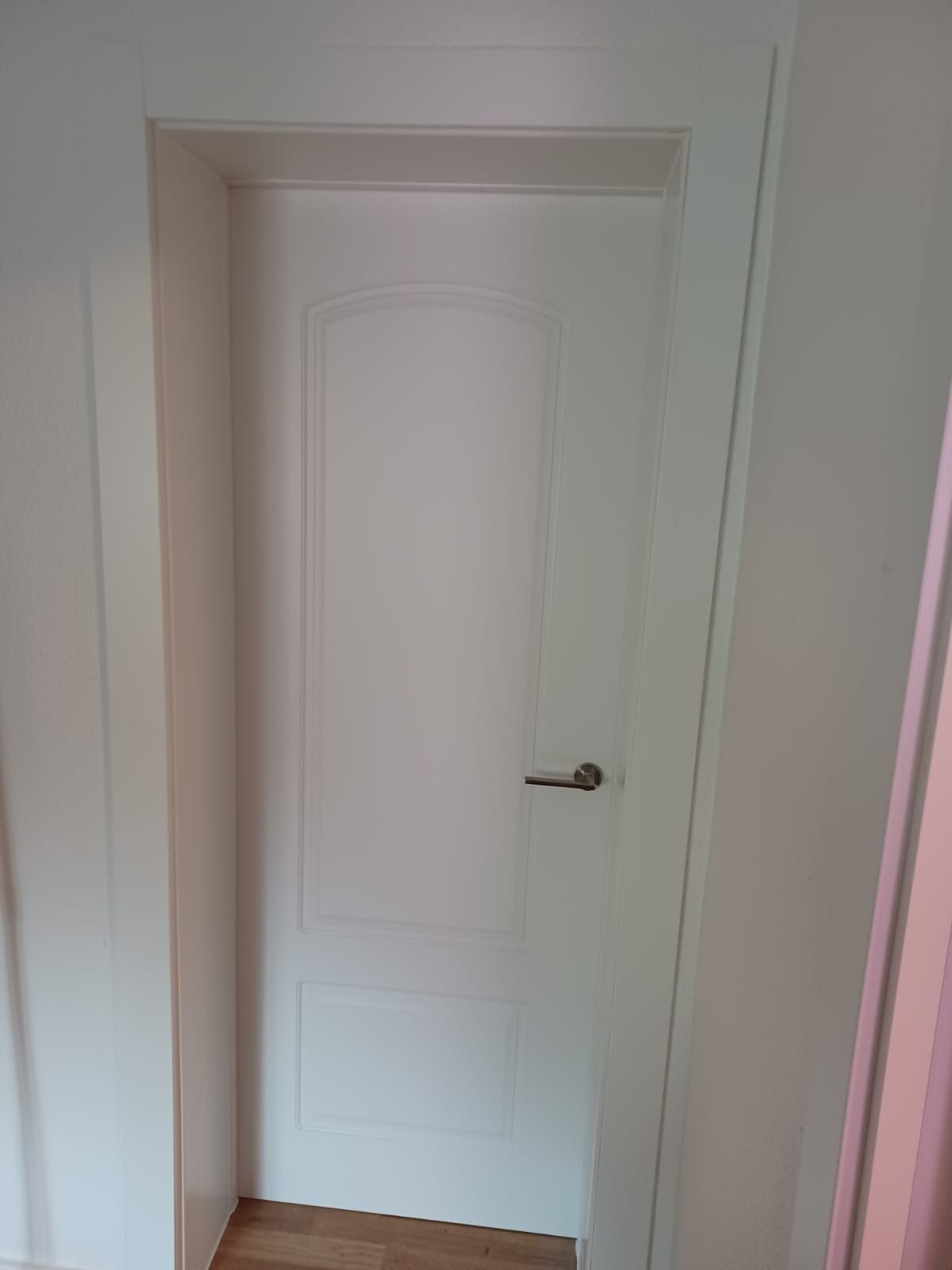 Una puerta interior blanca con un