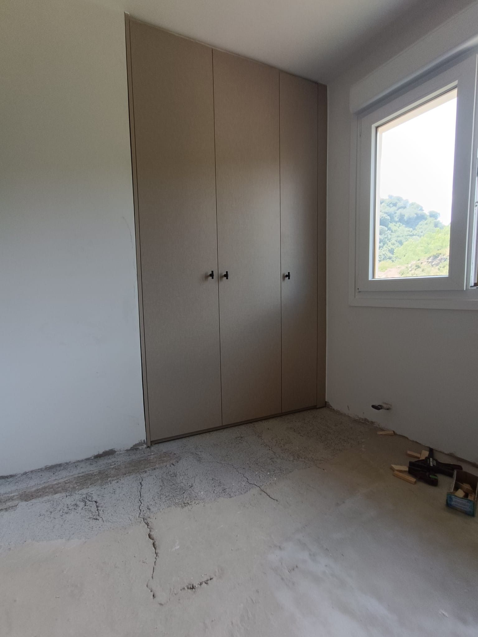 Un armario empotrado de tres 