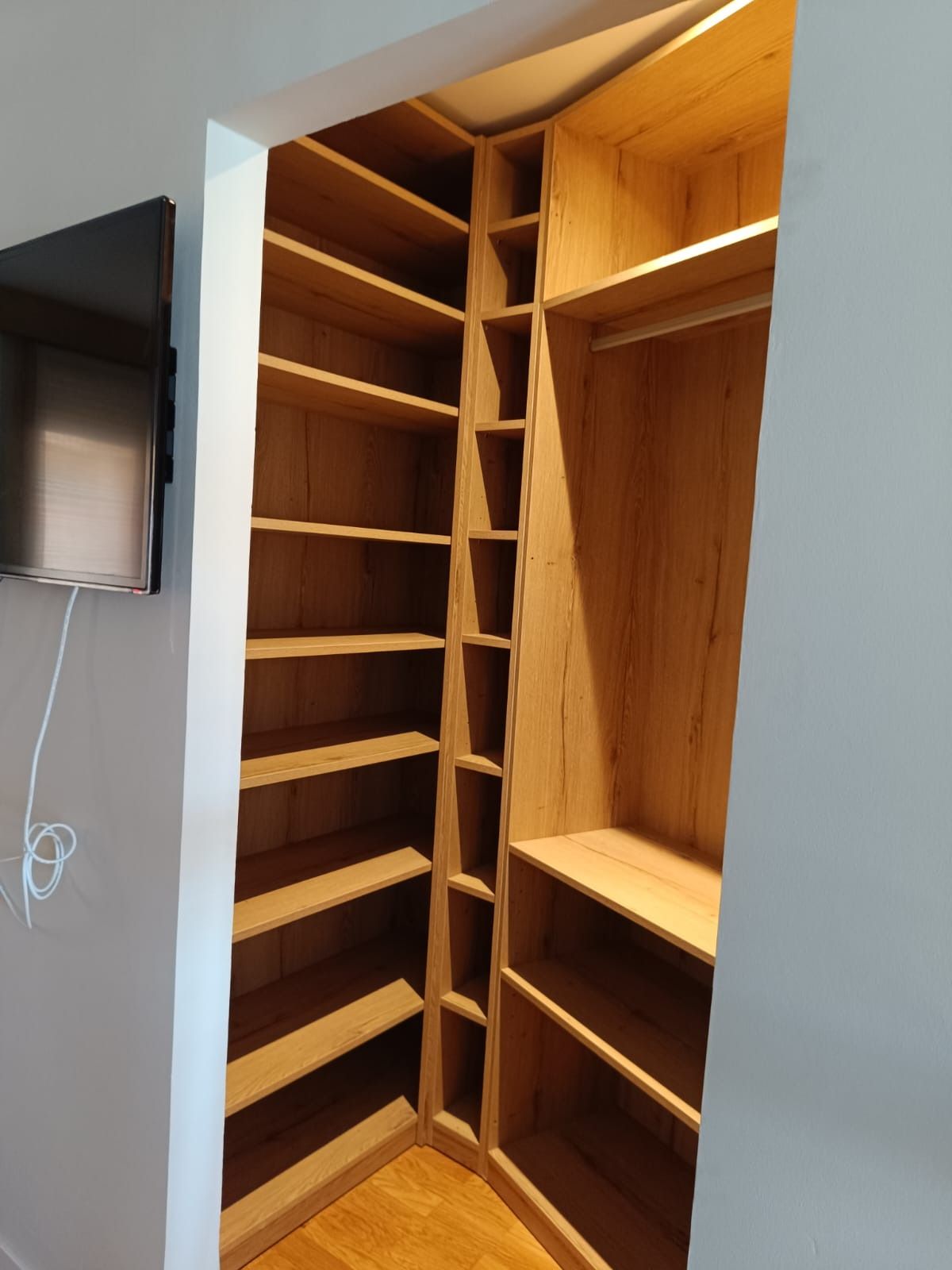 Un armario esquinero empotrado