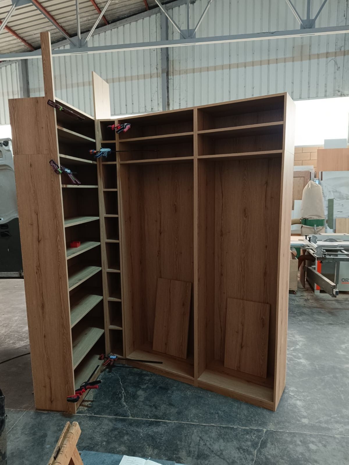 Un armazón de armario alto de