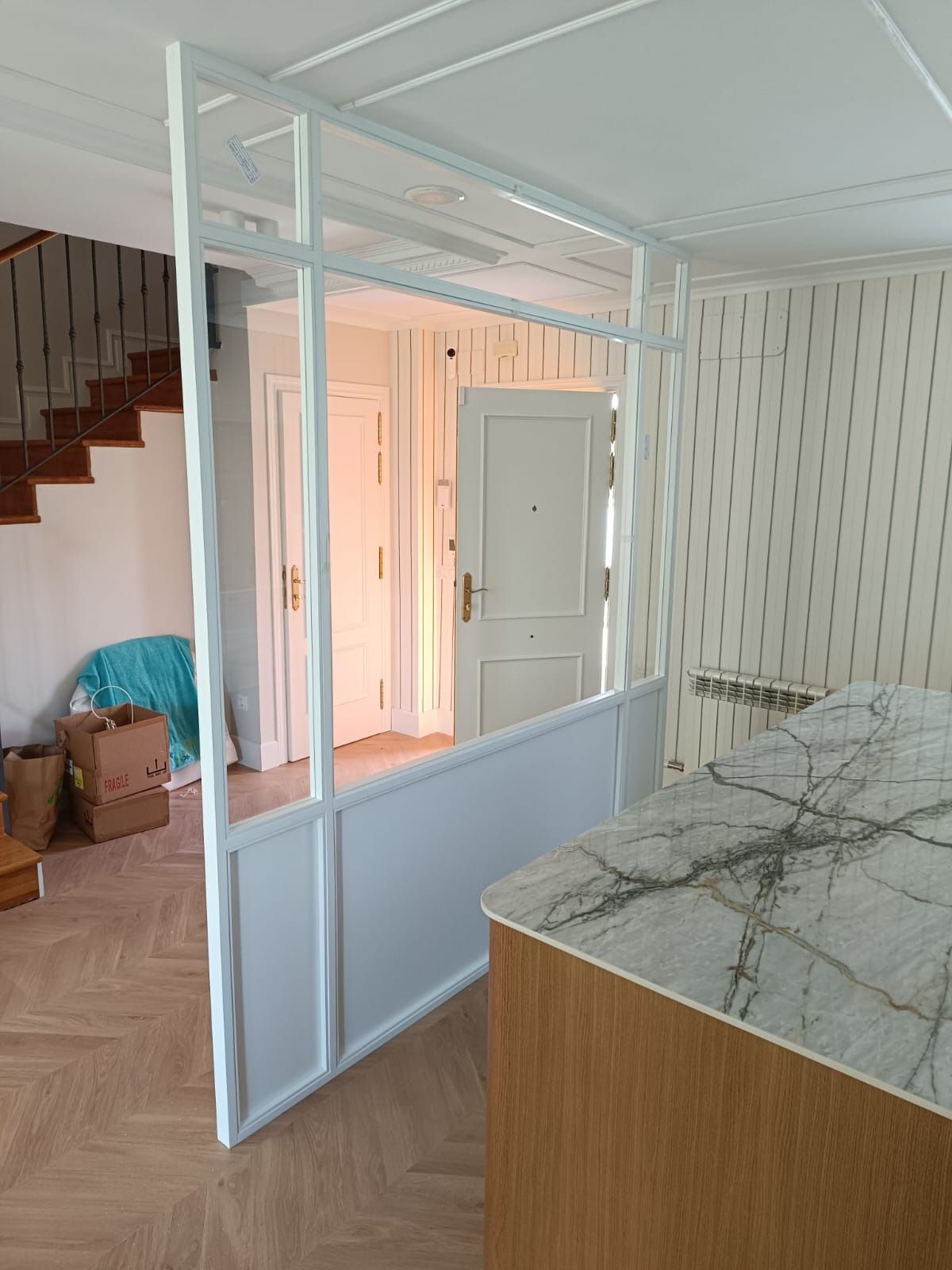 Un biombo de madera blanca se 