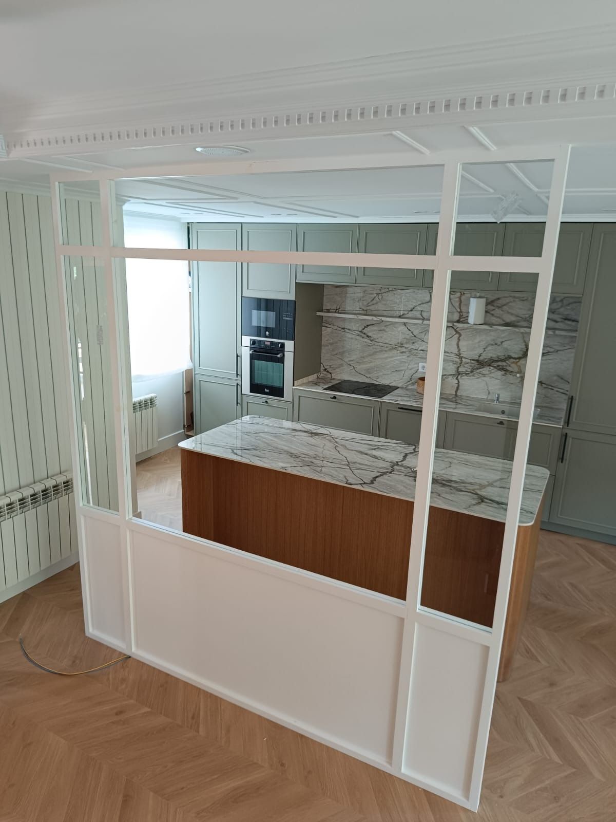 Un tabique interior blanco