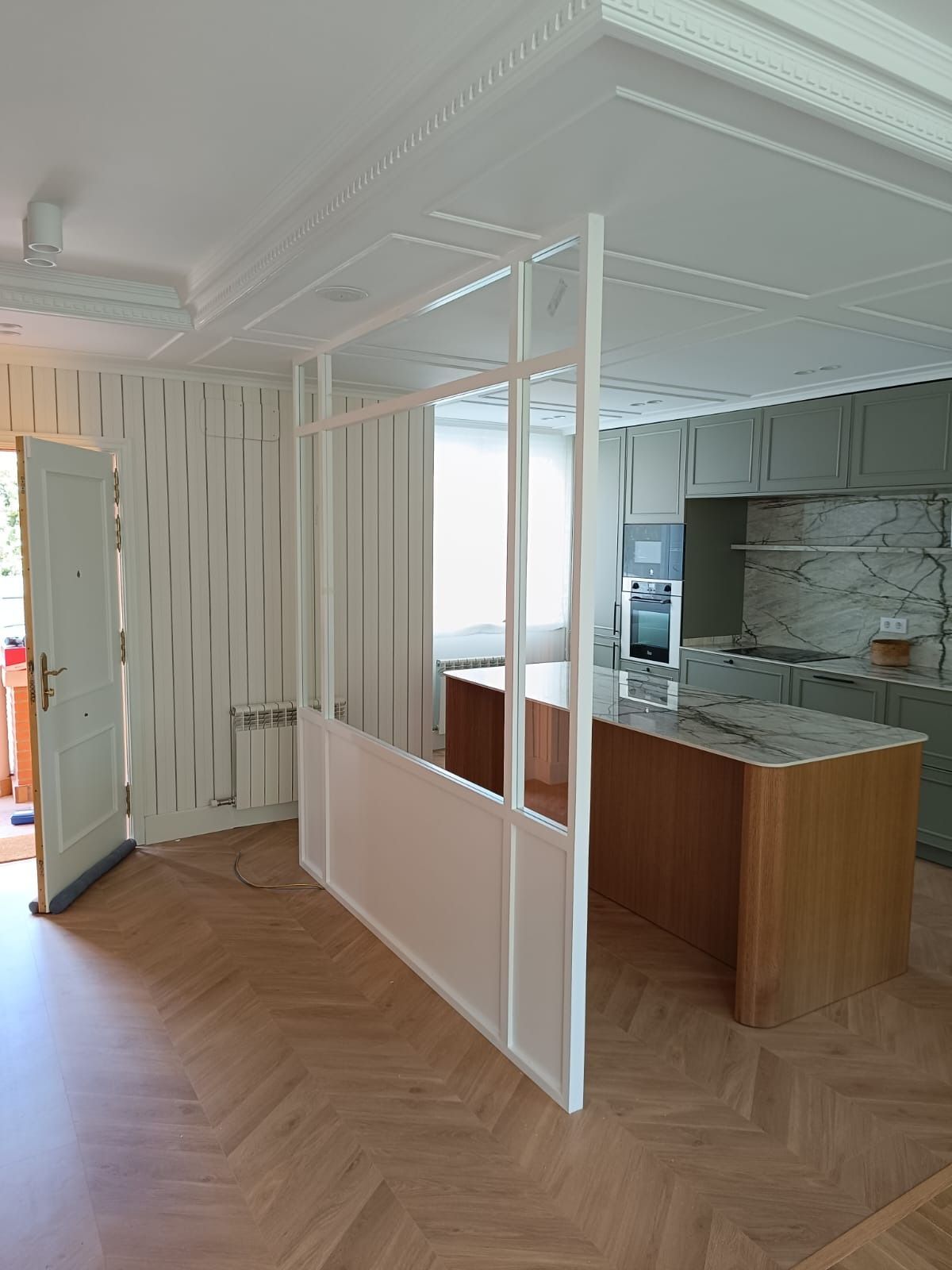 Una habitación moderna con 