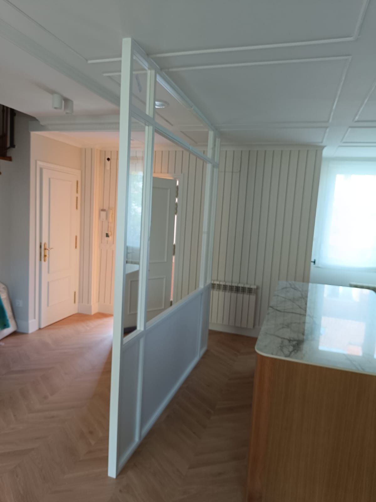 Un biombo blanco con diseño de 