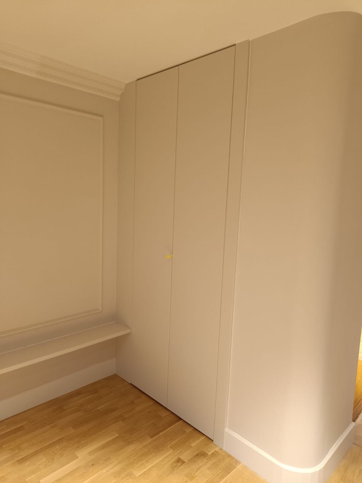 Una pared de color crema con un 