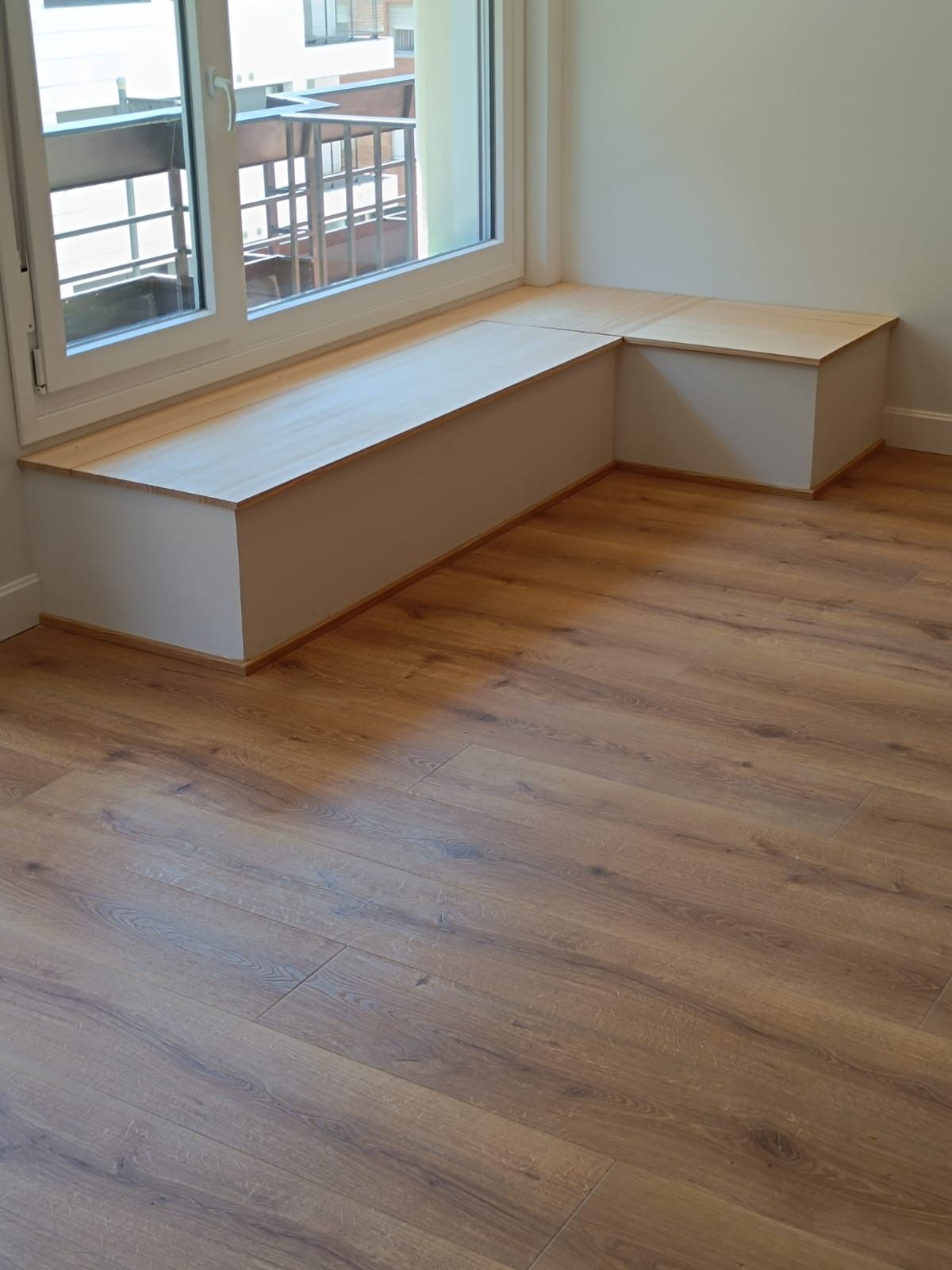 Un banco de ventana de madera 