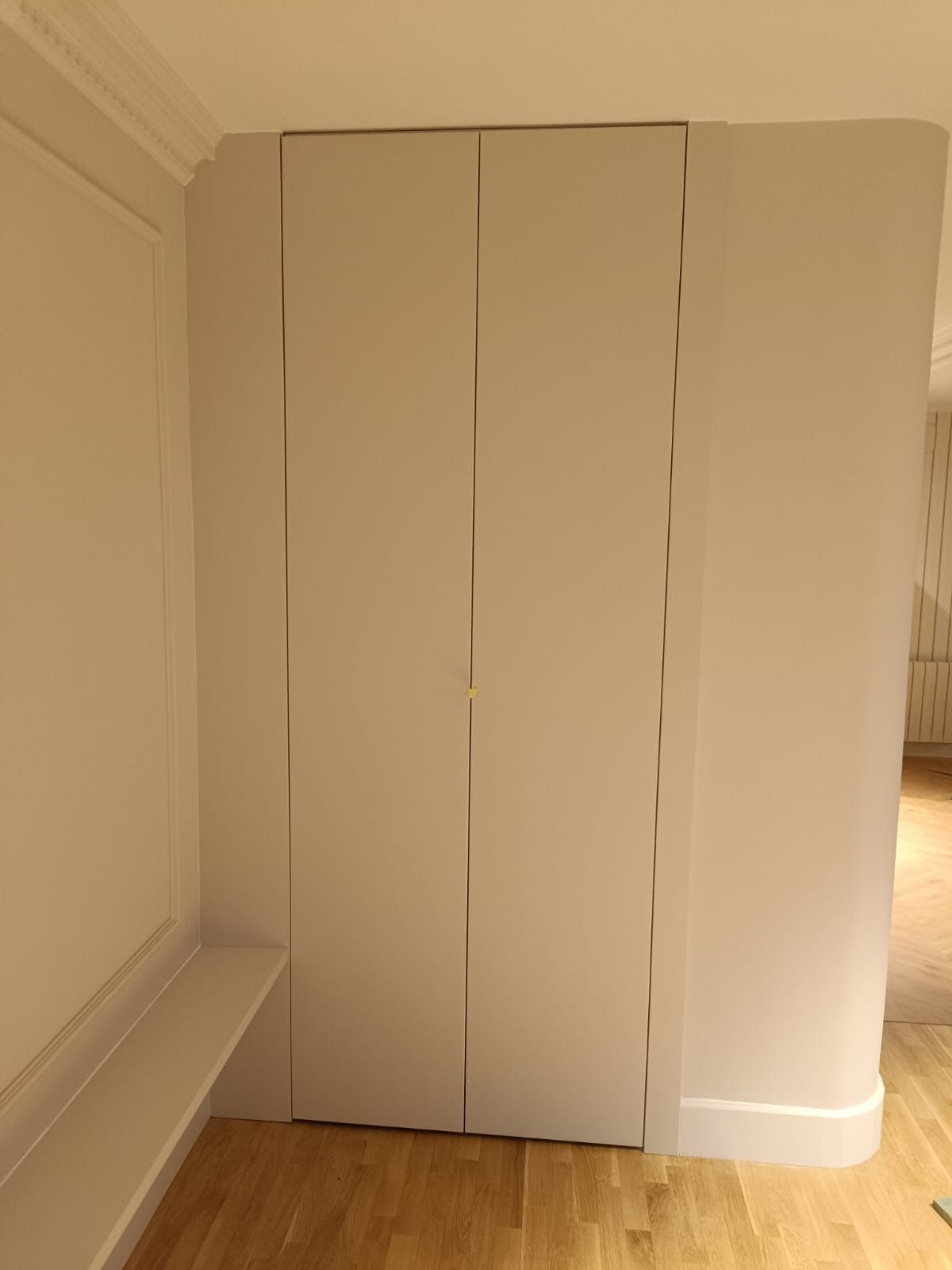 Un armario alto de dos puertas, 