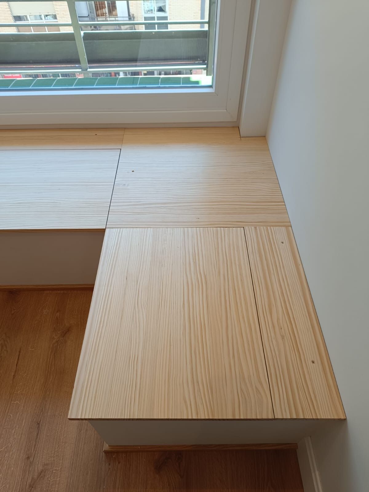 Un banco o plataforma de 