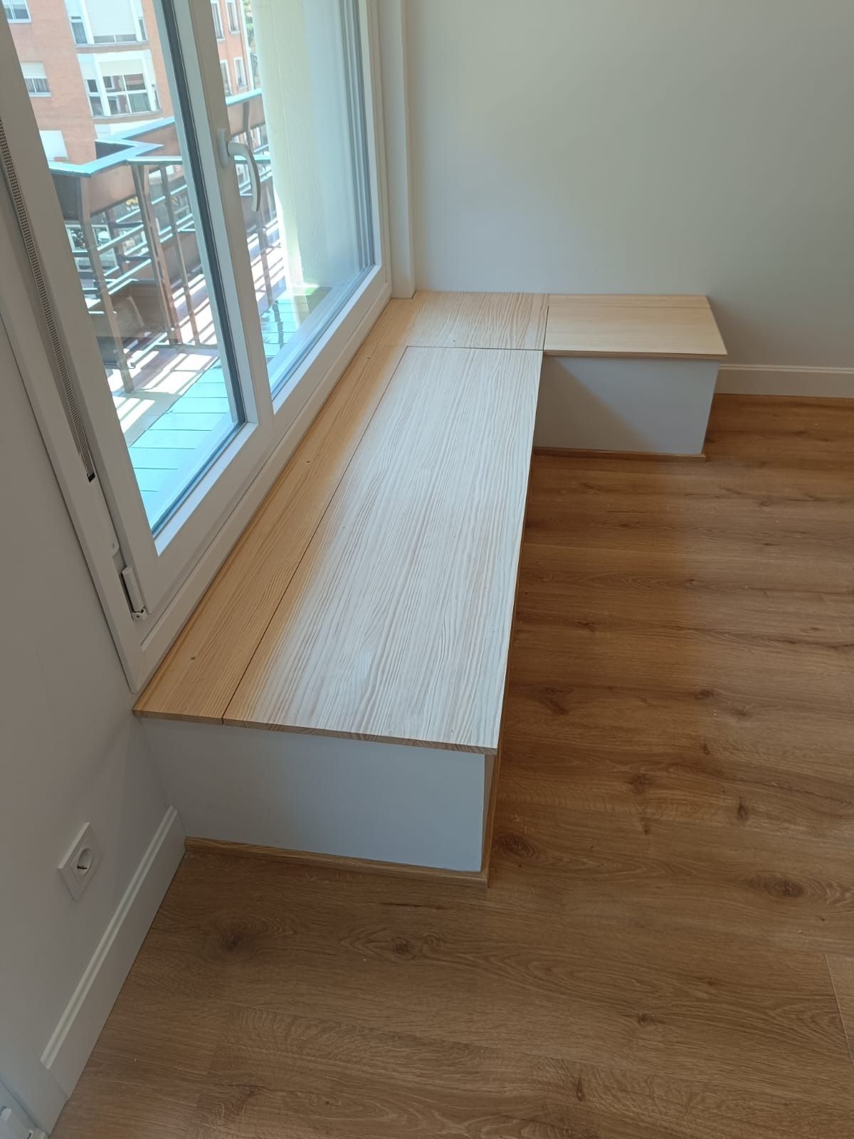 En una habitación con suelos de 