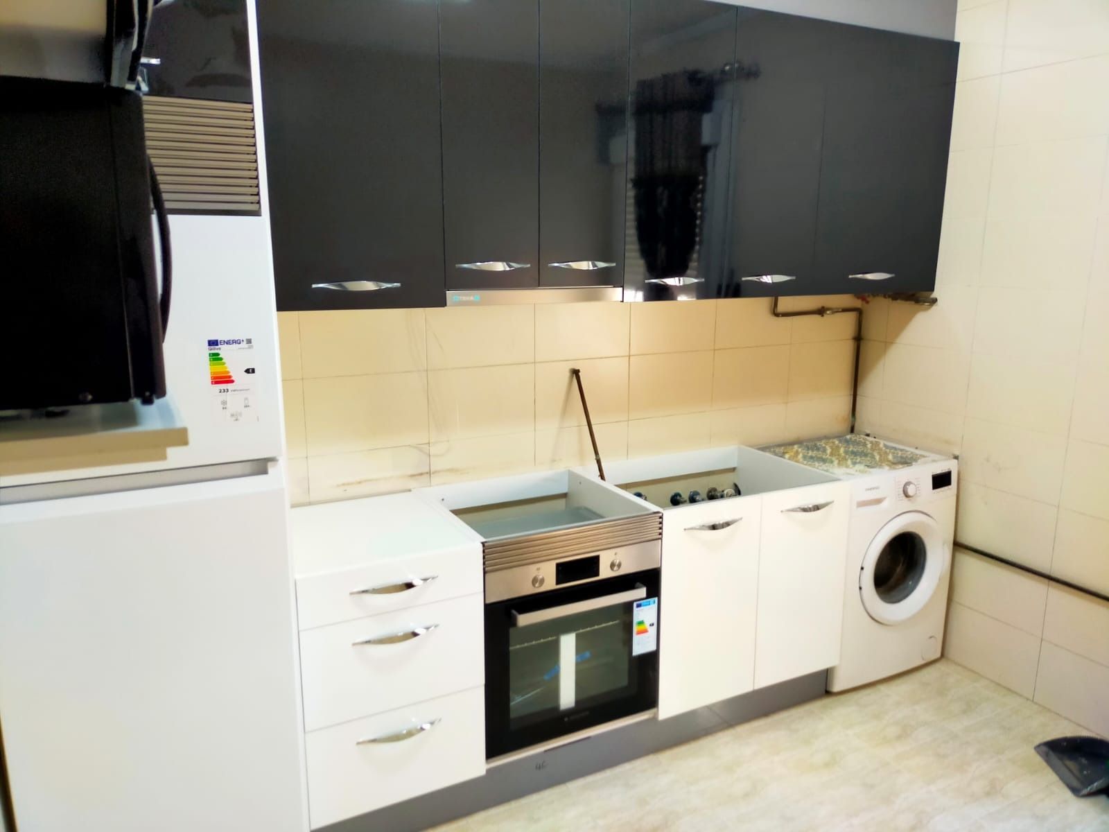 Una cocina moderna con 