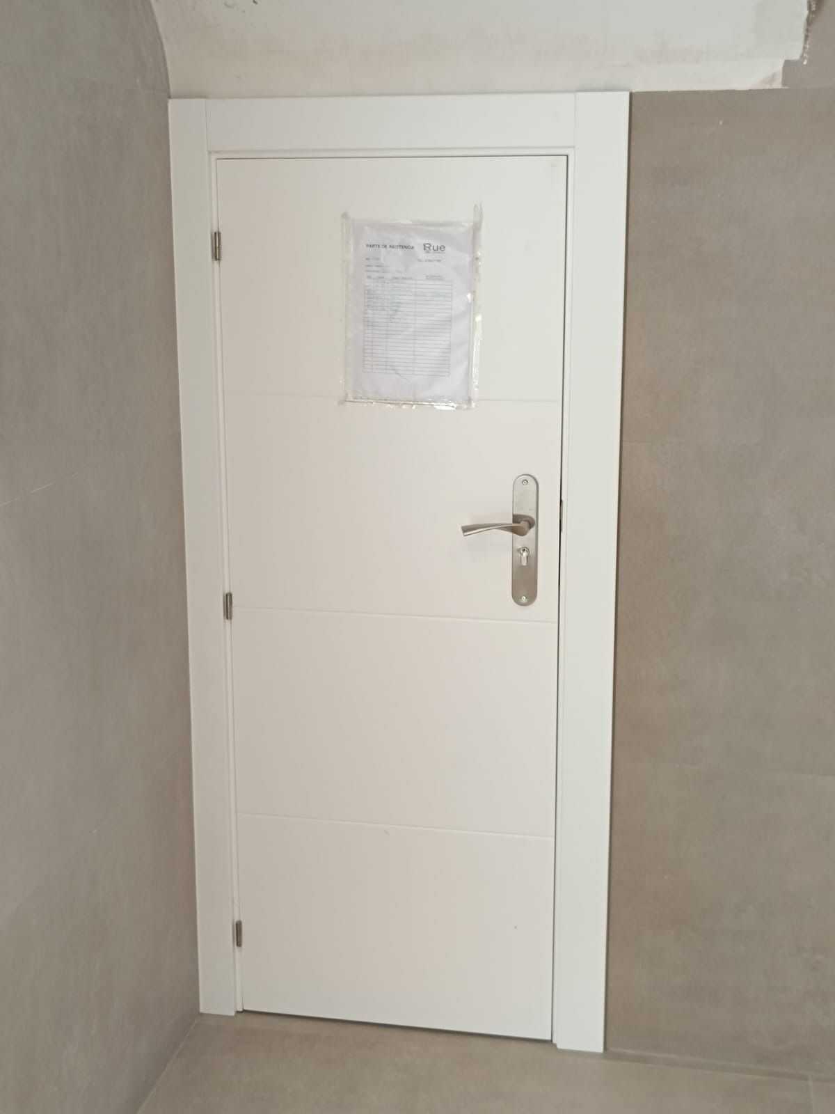 Una puerta blanca con manija 