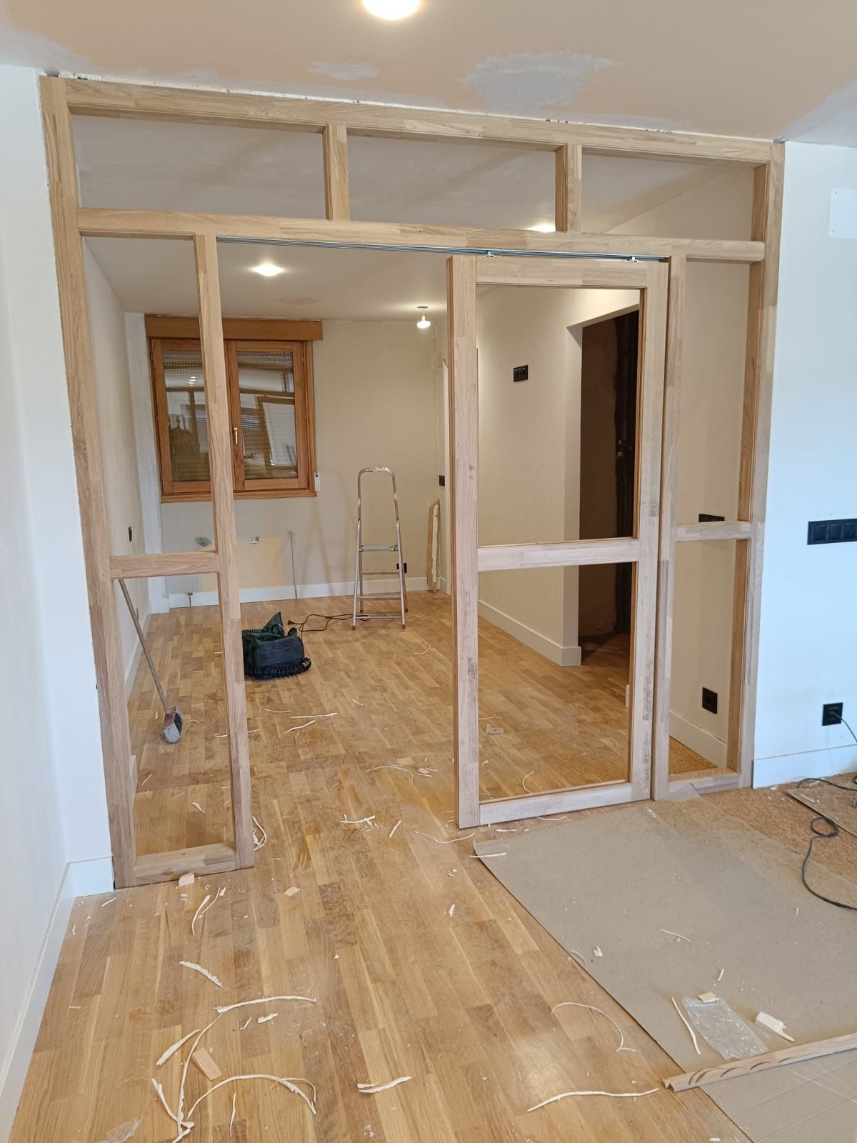 Un marco de madera en la pared 