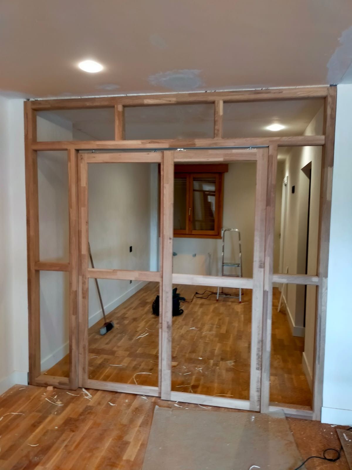 Un marco de madera para separar ambientes, instalado en el umbral de una puerta interior durante la reforma de una vivienda.